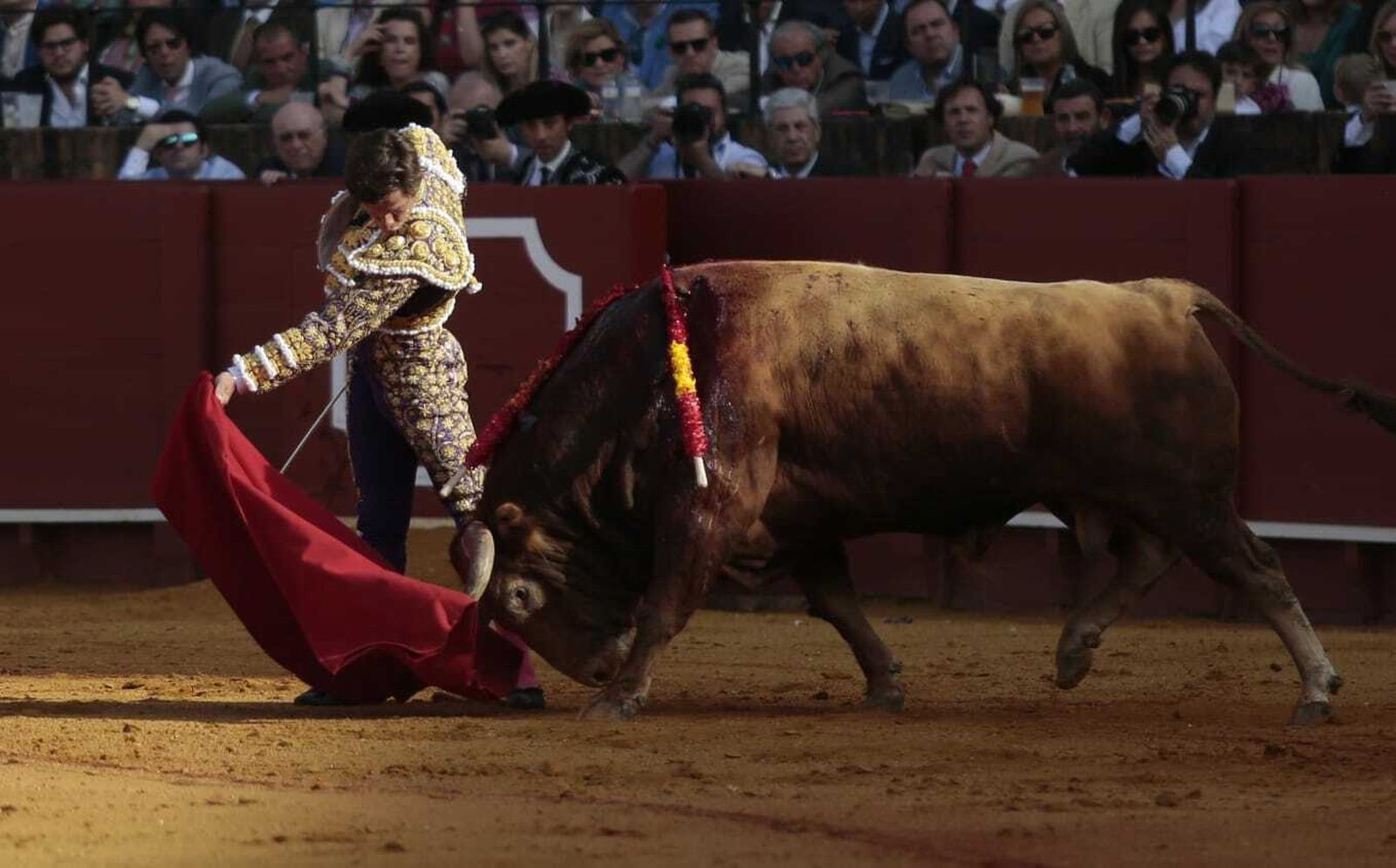 El Juli con la muleta ante su primer toro de Domingo Hernández.