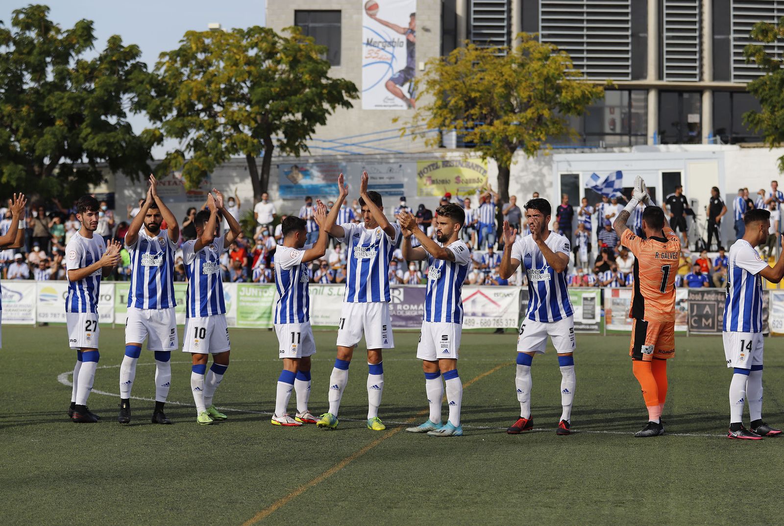 Imágenes del encuentro entre el Conil y el Recreativo de Huelva