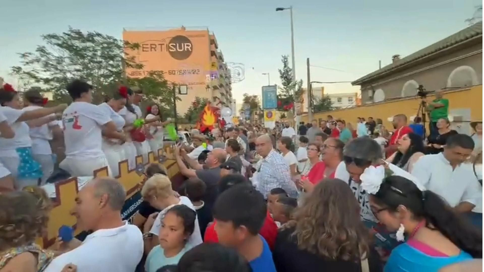 Ambiente de fiesta en la cabalgata de la Feria de La Línea