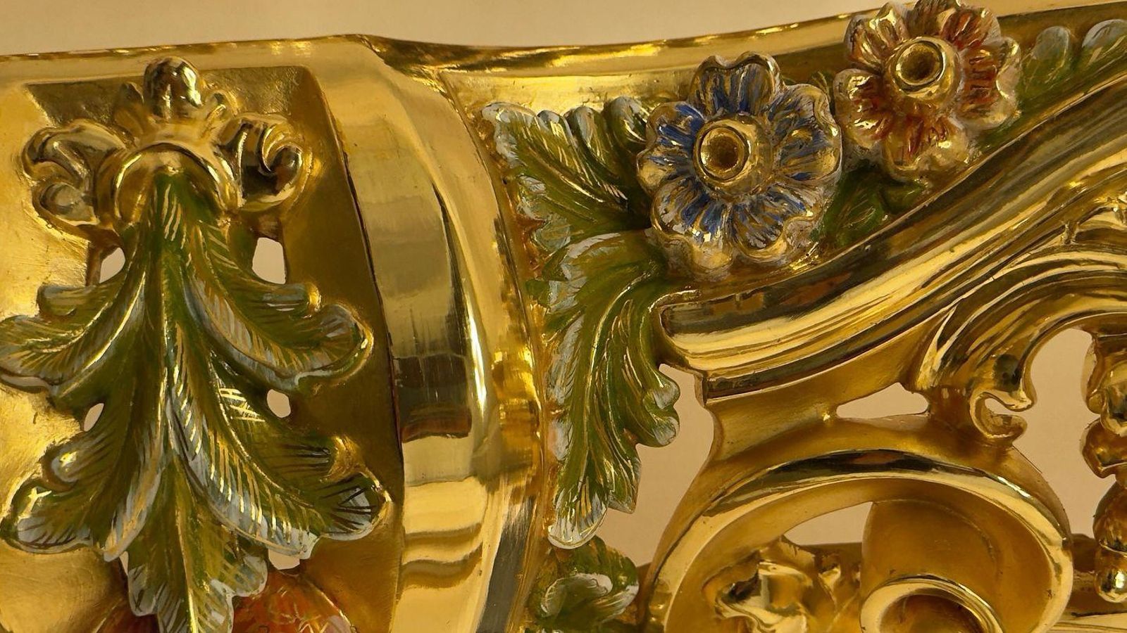 Detalles de los avances del dorado del paso de misterio