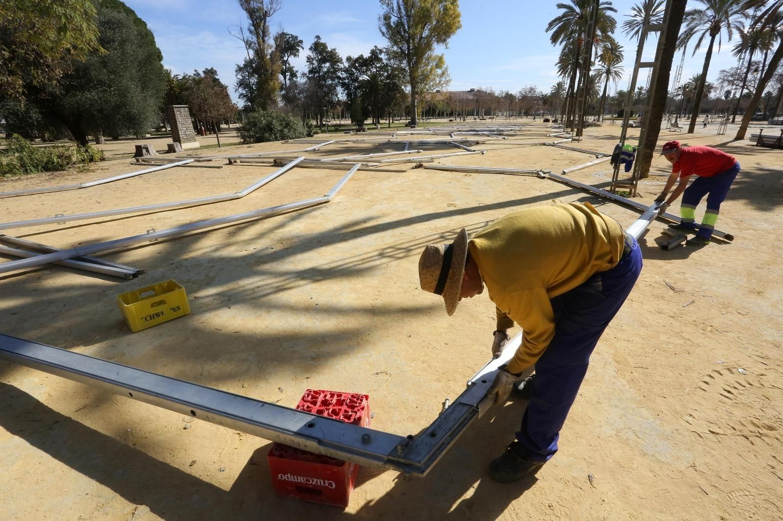 Operarios montando las estructuras de la Feria.