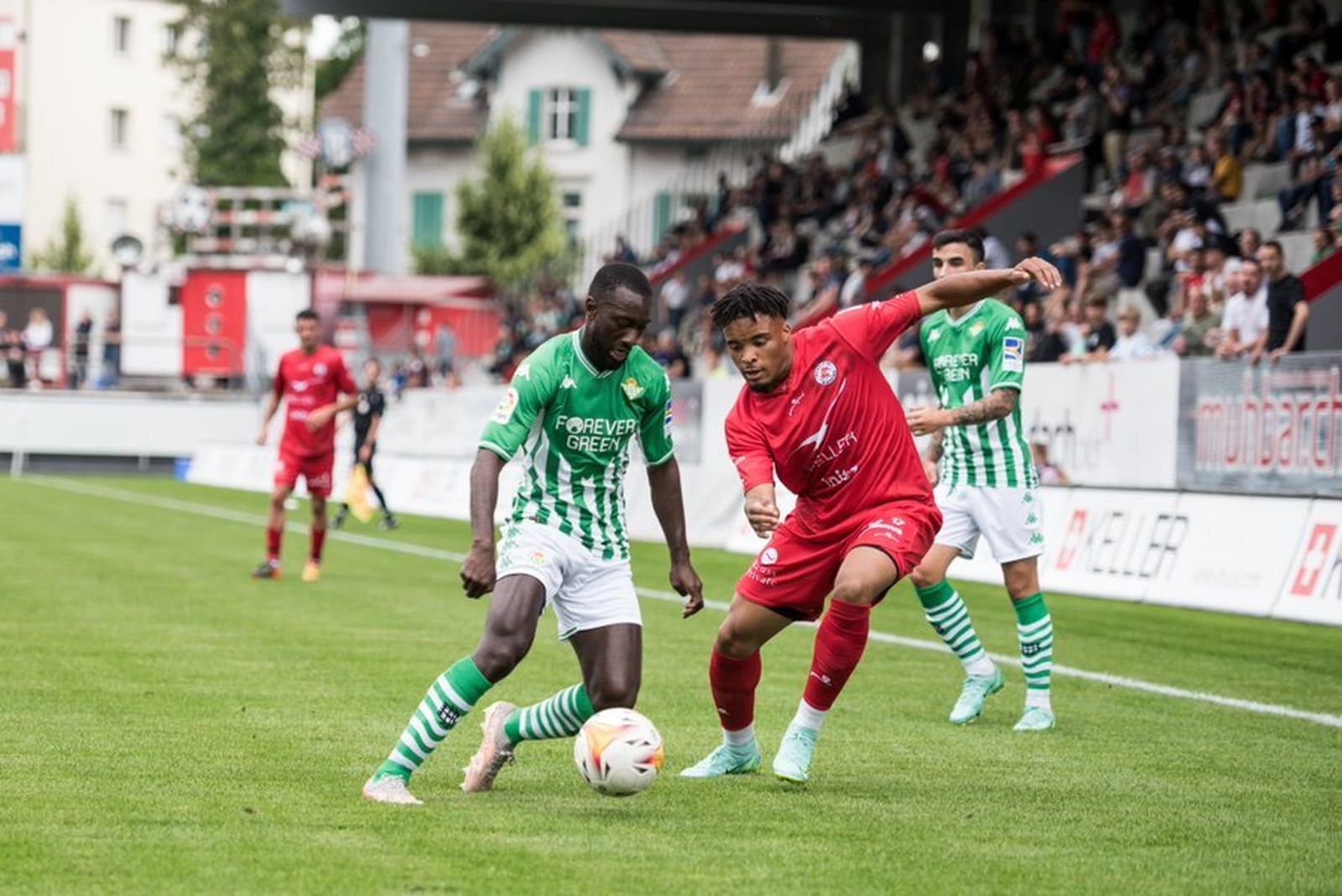 Sabaly controla el balón.