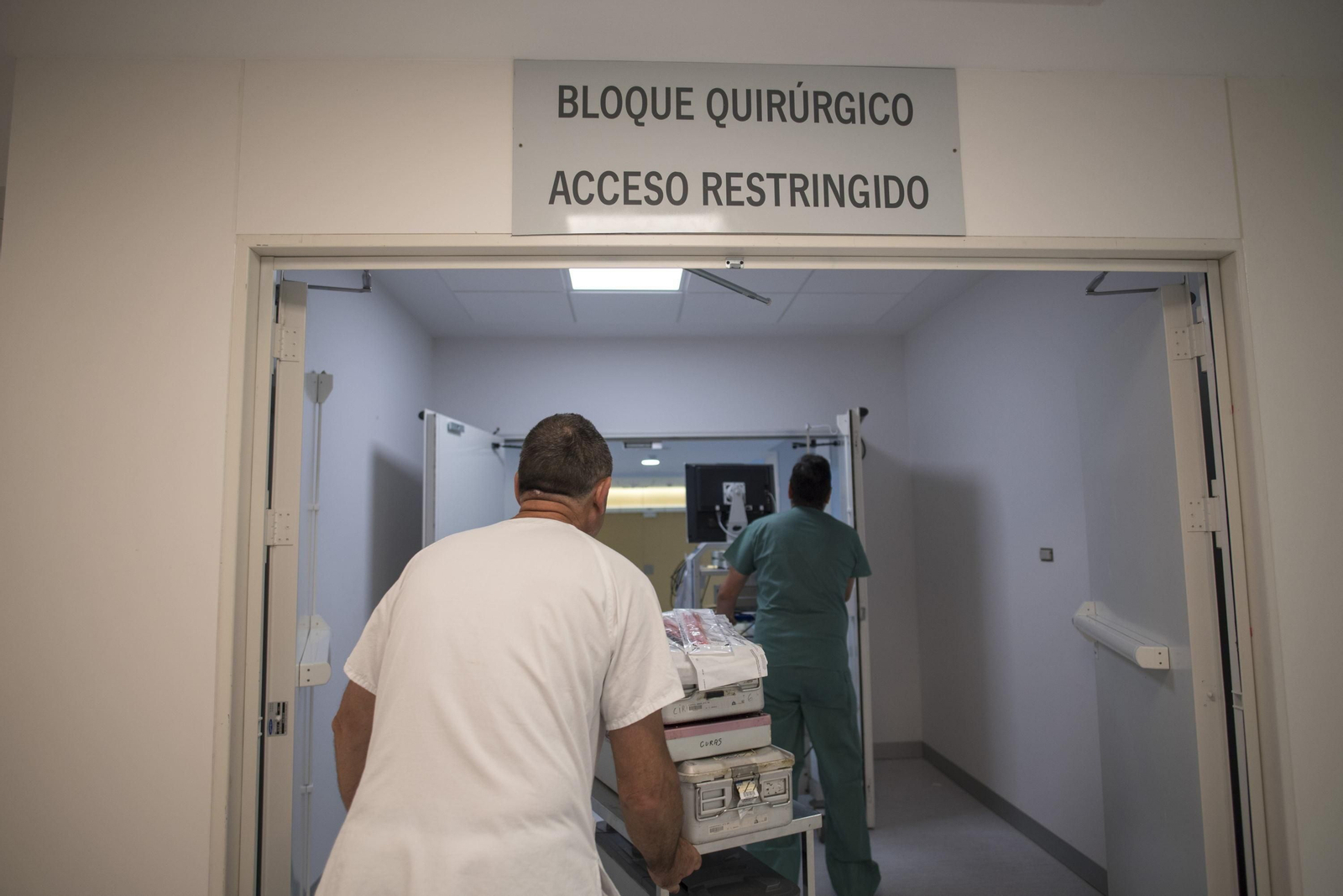 Sanitarios llevan a un paciente a quirófano.