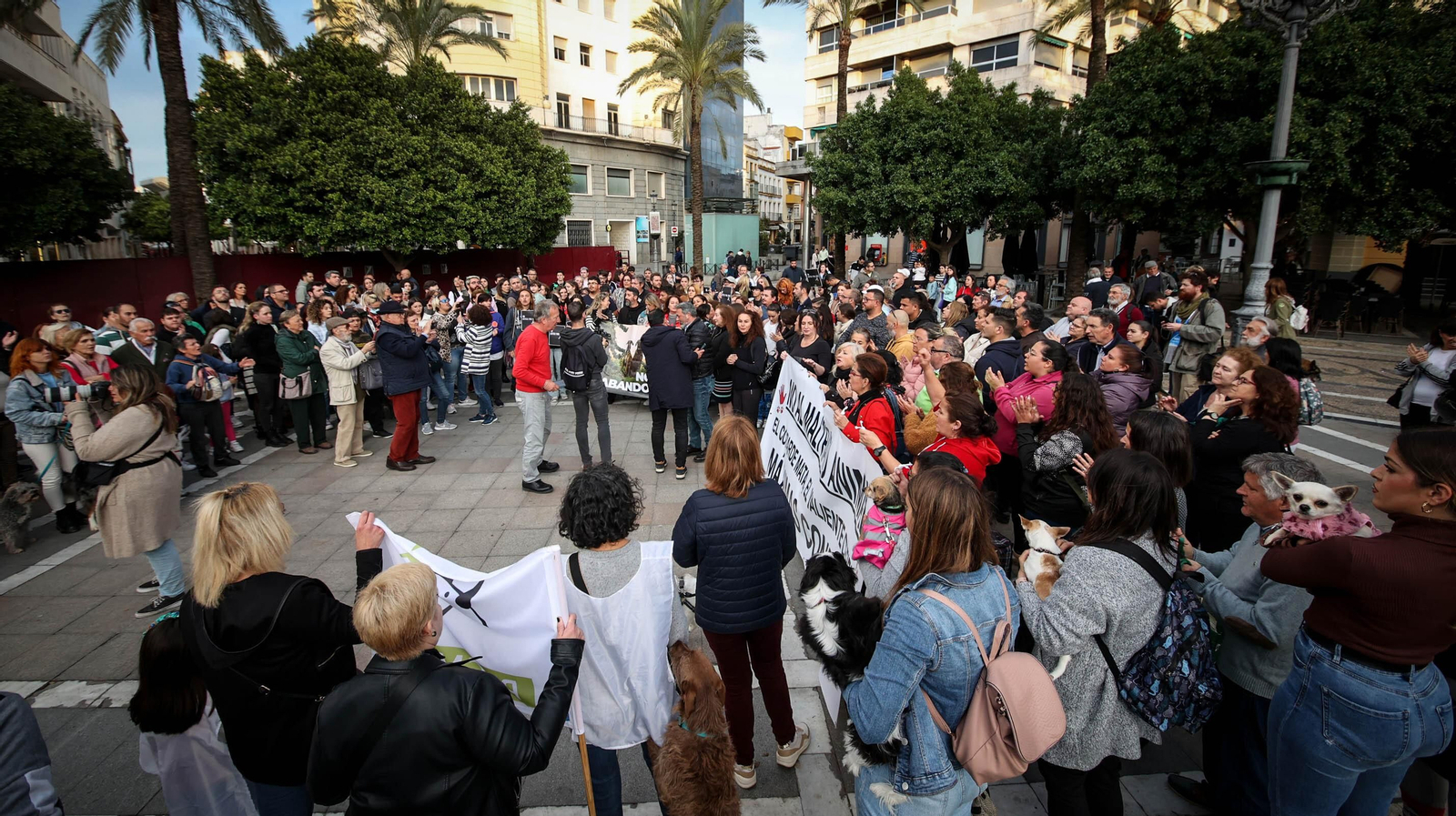 Protestas por el asesinato del perrito 'Oddie' en Jerez