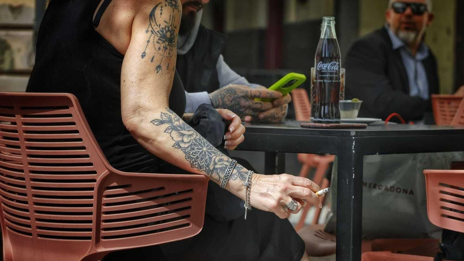 Un cliente de una terraza, fumando un cigarrillo en la mañana de este viernes