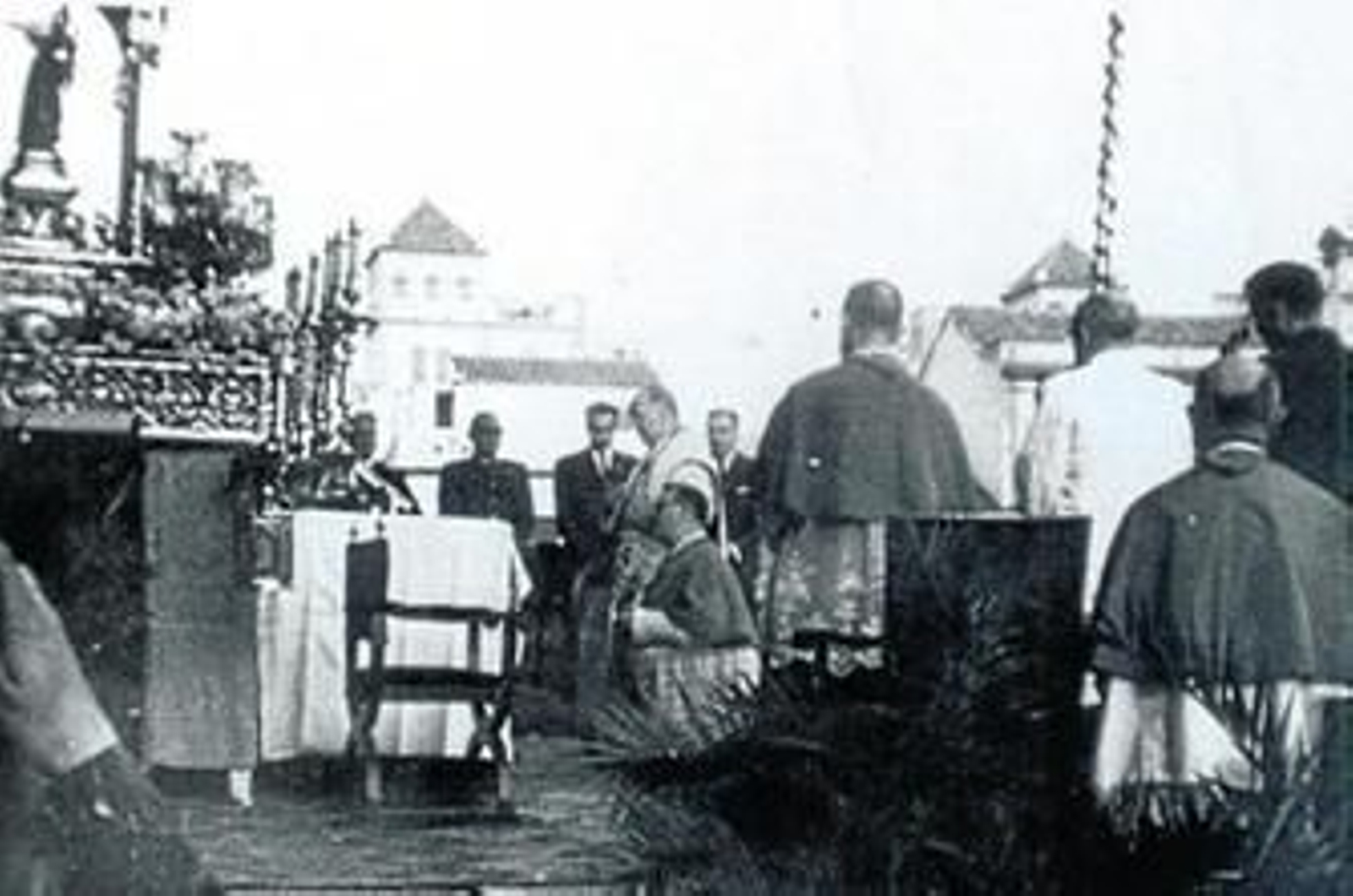 El obispo ante la Virgen de la Cinta, en el acto en la Plaza de la Merced; a la derecha, besando la cinta que porta el Niño de la Virgen. El obispo ante la Virgen de la Cinta, en el acto en la Plaza de la Merced; a la derecha, besando la cinta que porta el Niño de la Virgen.