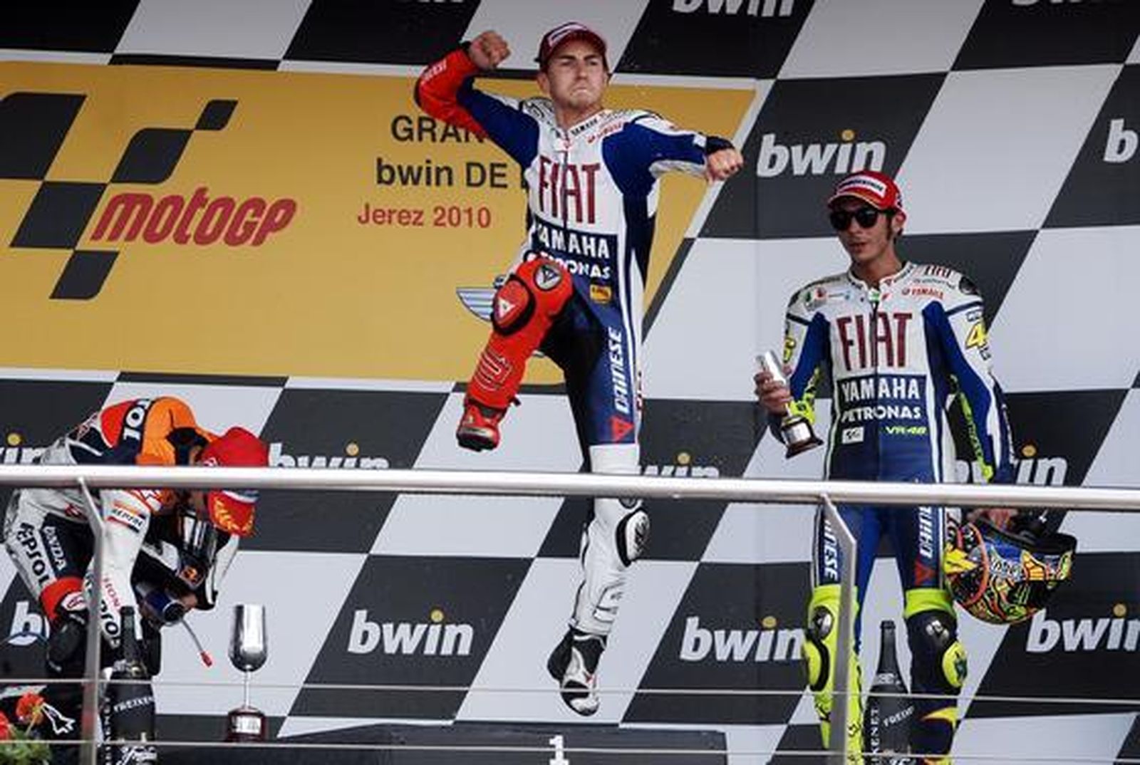 Jorge Lorenzo se impone a Pedrosa en una memorable última vuelta y se hace con su primera victoria en Jerez en la categoría de MotoGP. 

Foto: Juan Carlos Toro y Manuel Aranda