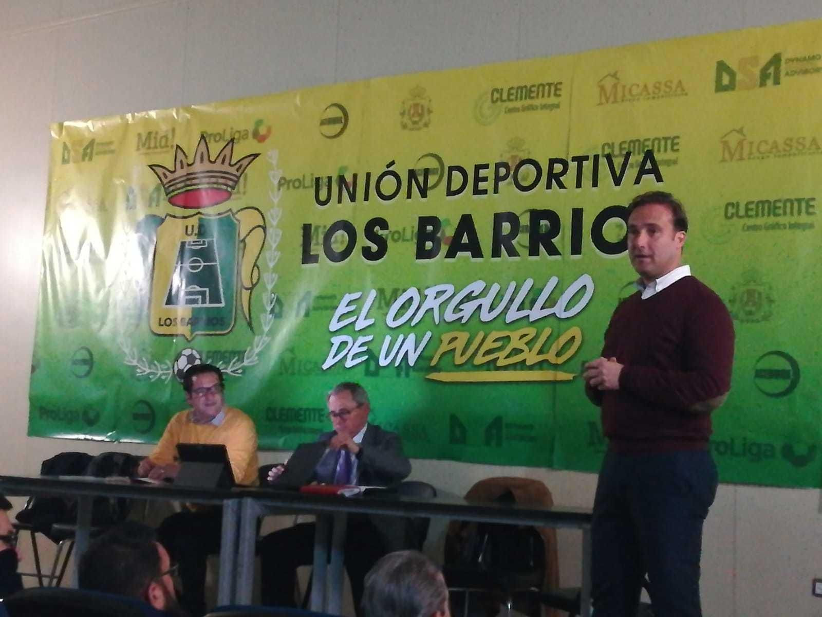 Álvaro Moya habla a los aficionados en la reunión informativa.