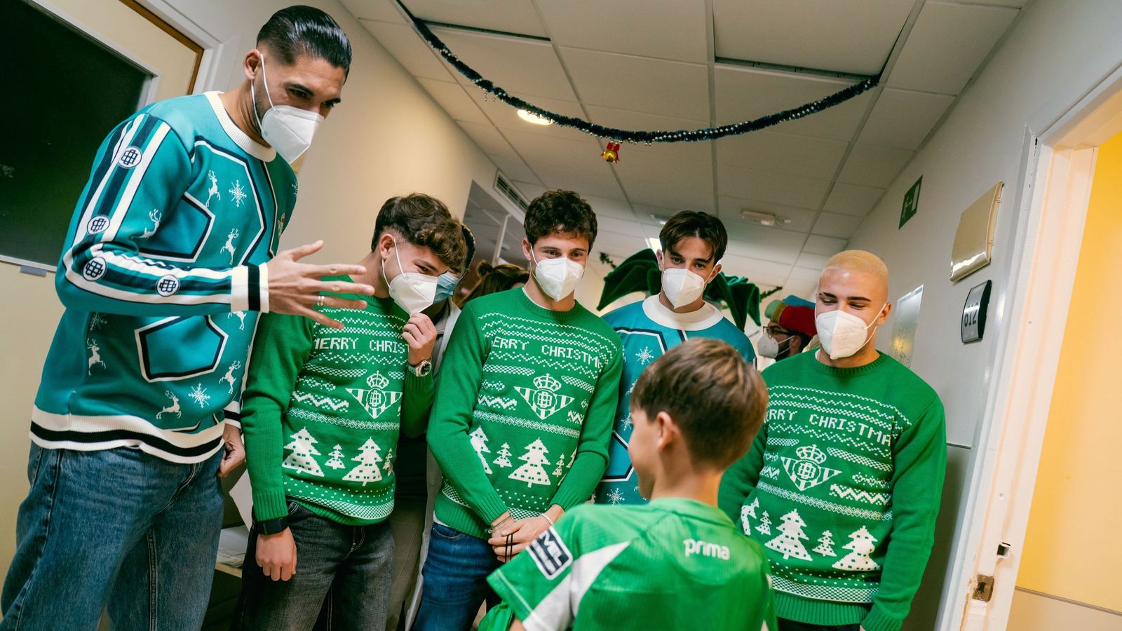 La visita del Betis a los hospitales de Sevilla