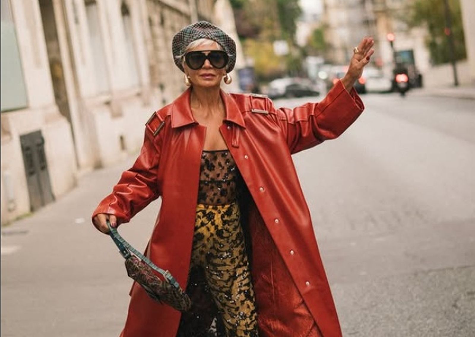 La clave para acertar es combinar una chaqueta más formal y elegante con unos vaqueros.