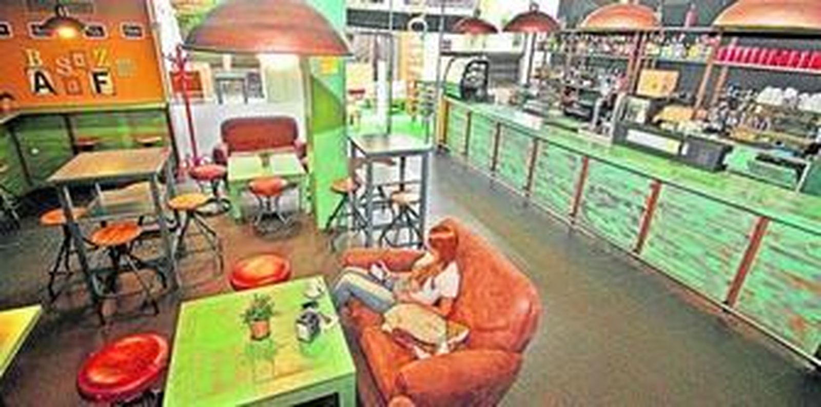 El local, diseñado a dos alturas, tiene varios espacios y una zona de terraza y su decoración tiene un toque 'vintage'.