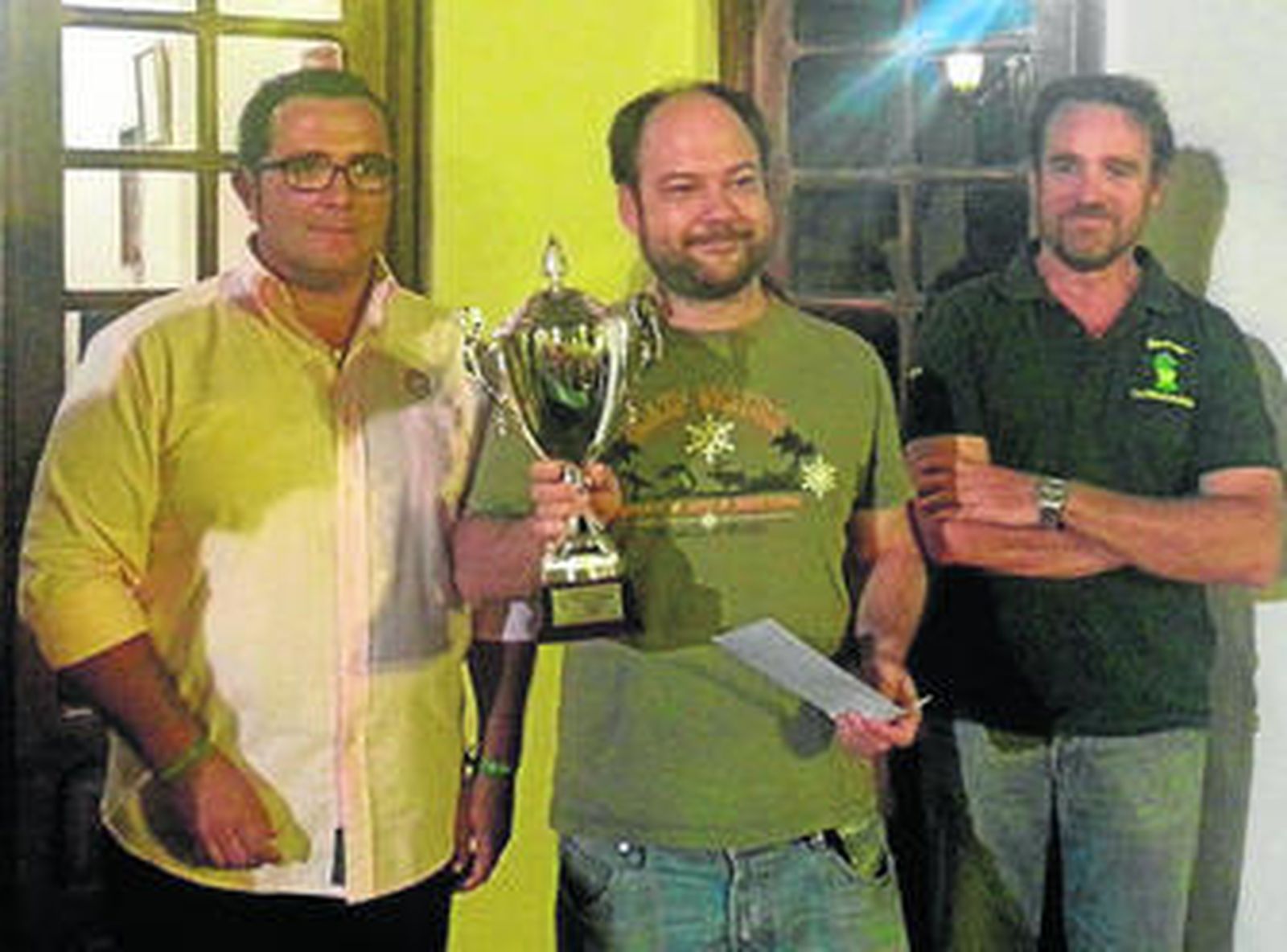 Barrero (en el centro), con el trofeo de campeón del torneo.