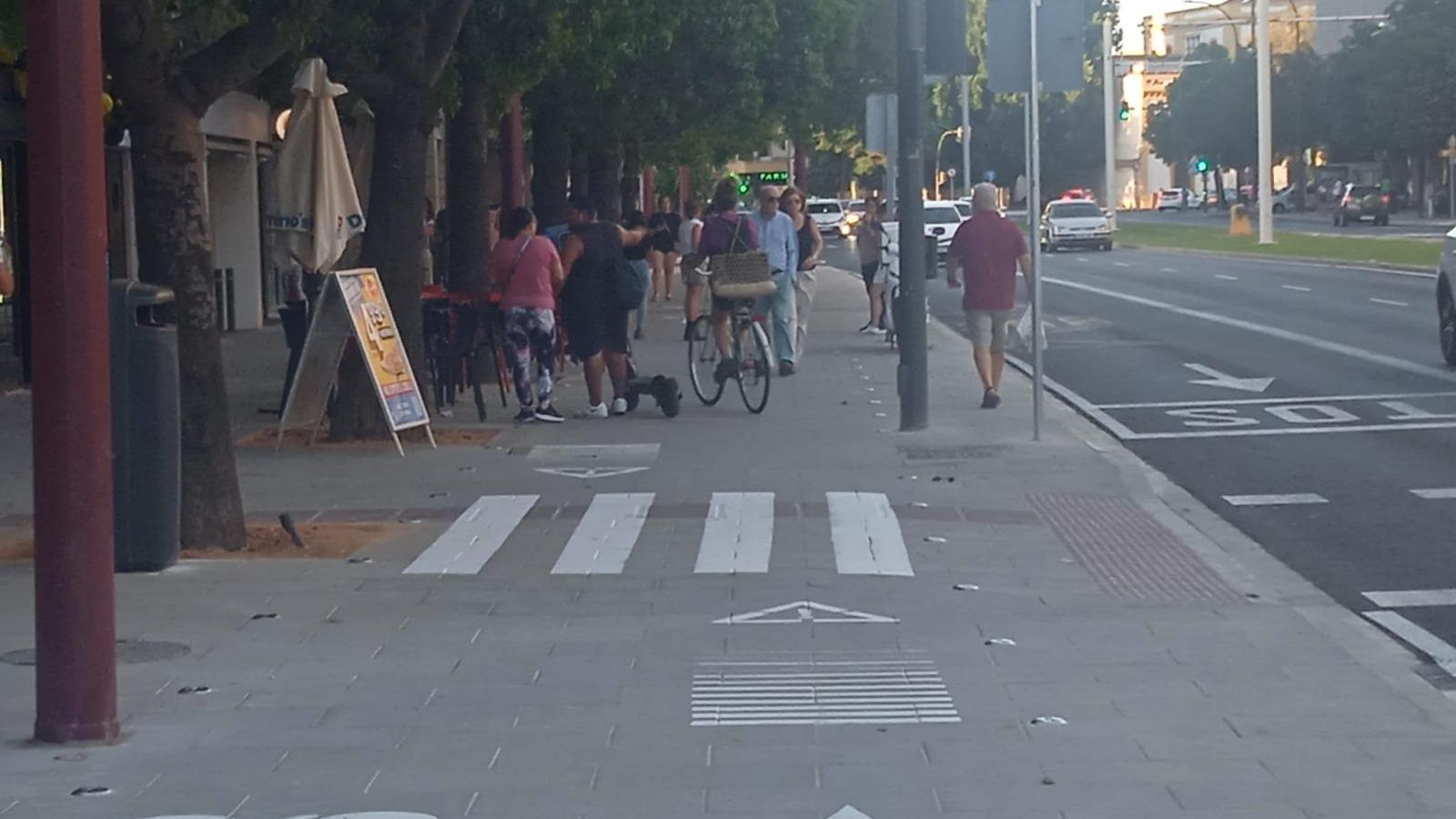 Así ha quedado sobre la acera el carril bici de Luis de Morales: delimitado con chinchetas metálicas y donde las bicis se mezclan con los peeatones.