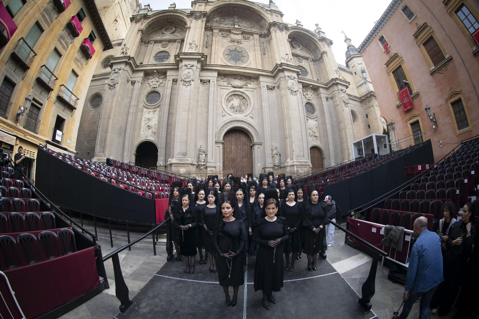 Las mantillas toman Granada en el Viernes de Dolores