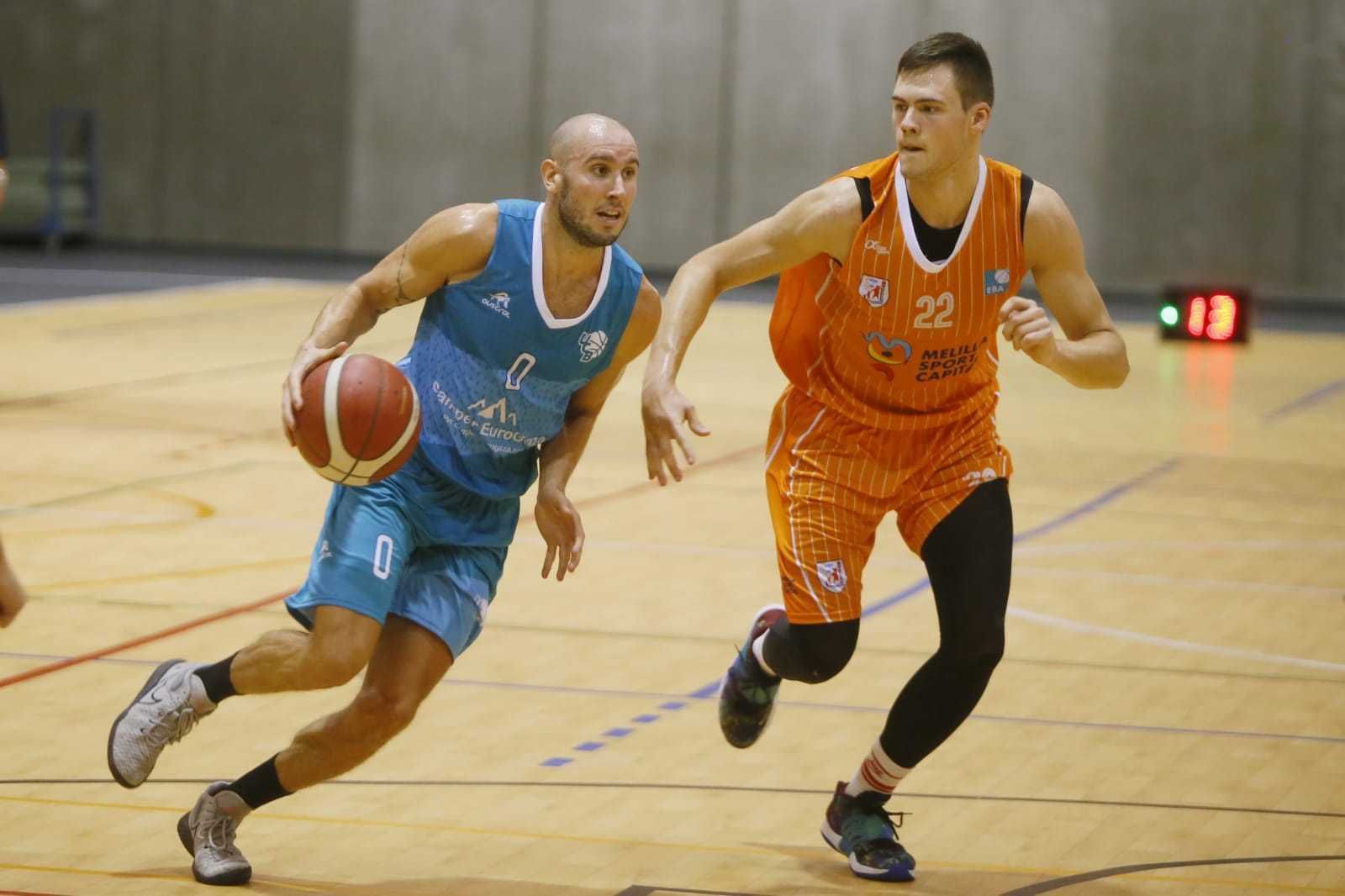 Valentín Burgos conduce el balón.