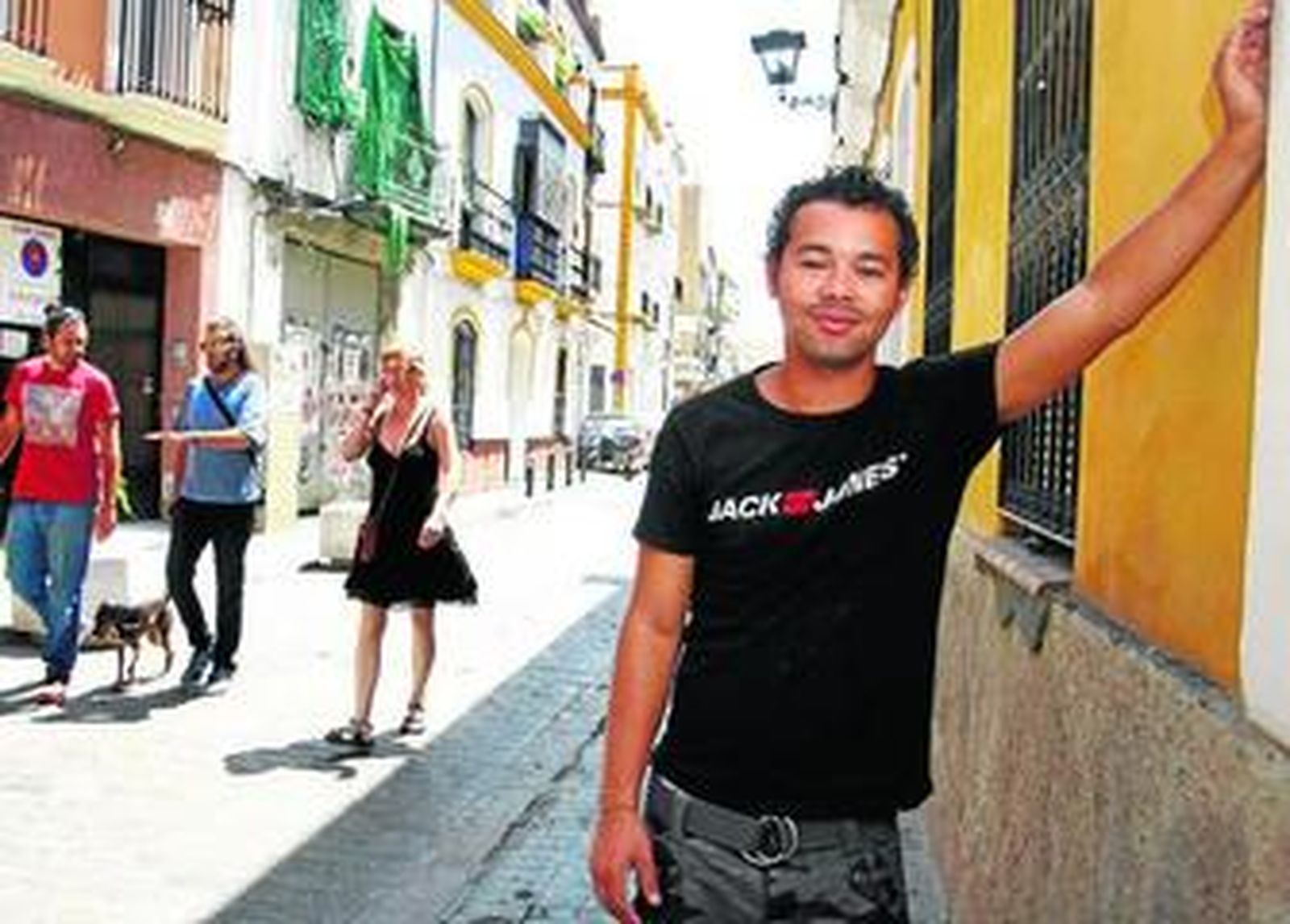 El barman brasileño Renato Baptista, junto al taller de la calle Relator donde aprende cerámica.