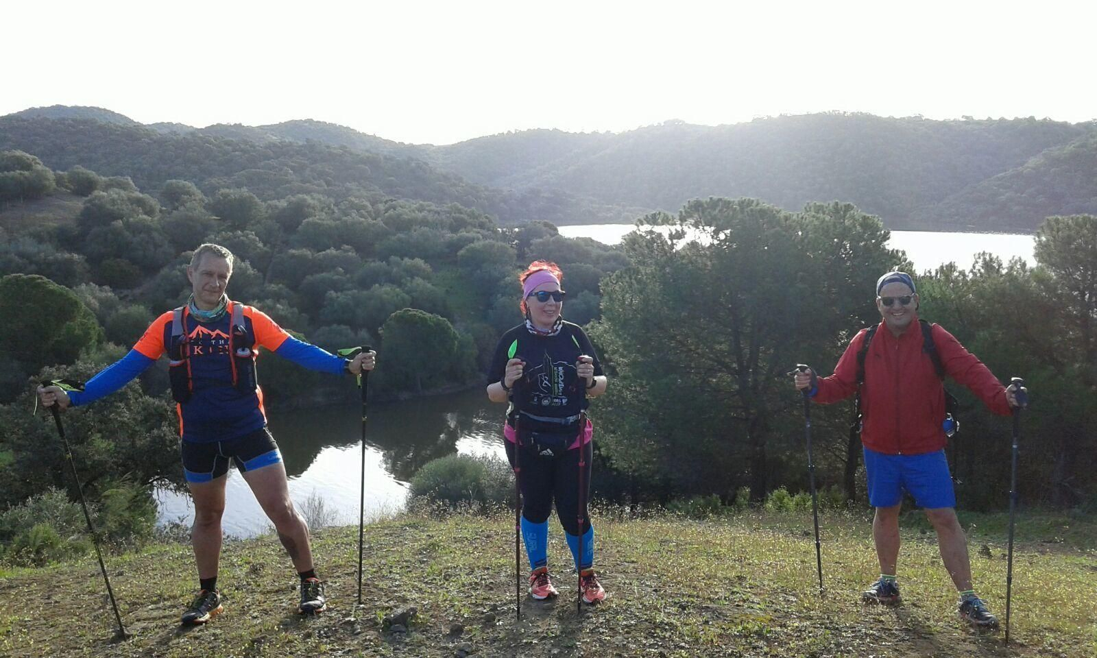 Miguel Ángel Gómez (izd.), presidente de 'Los Niños del Barrio', junto a Javier Mena (der.) y otra miembro del club.