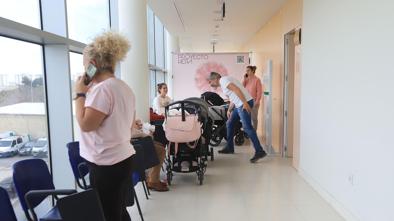 Muchas madres acudieron con sus bebés para participar en la donación de leche.