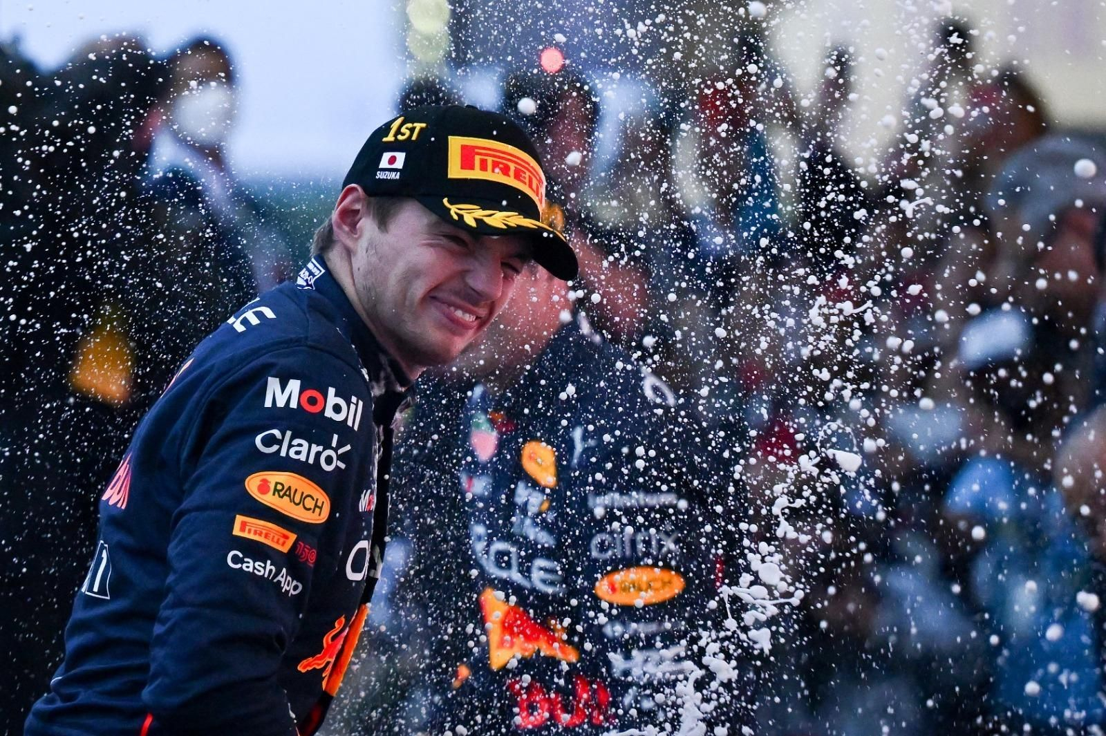 Max Verstappen celebra la victoria y el Mundial en el podio de Suzuka.
