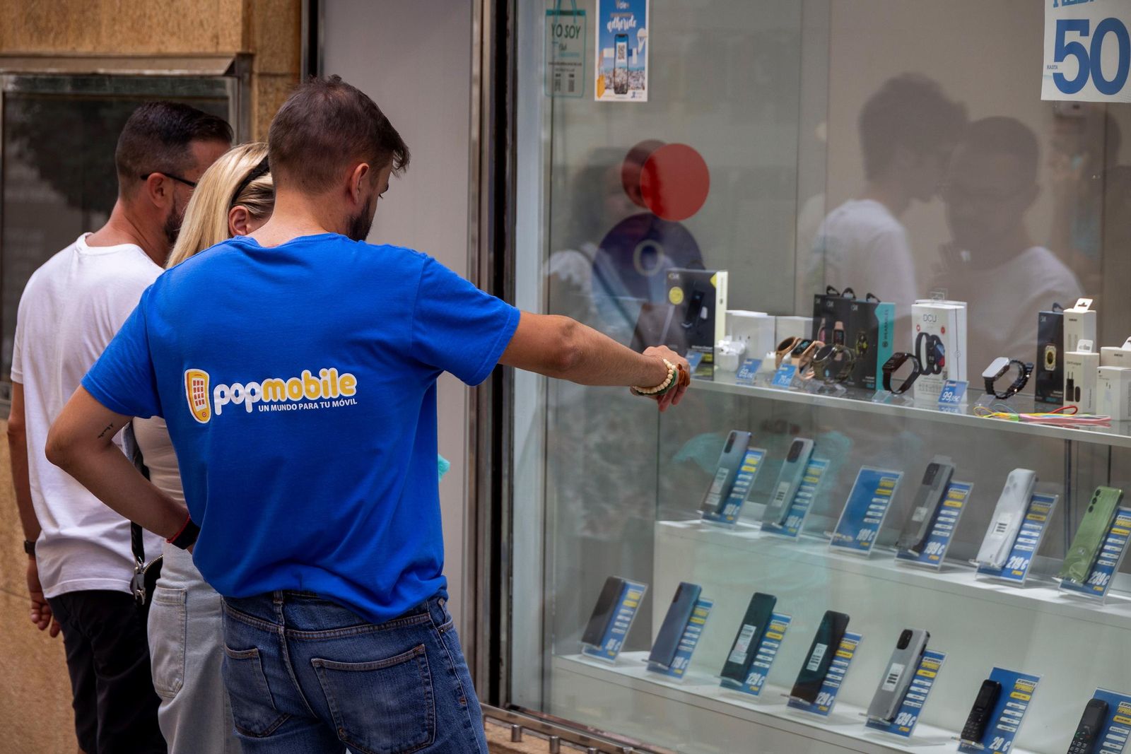 Escaparate de un comercio de la capital gaditana.