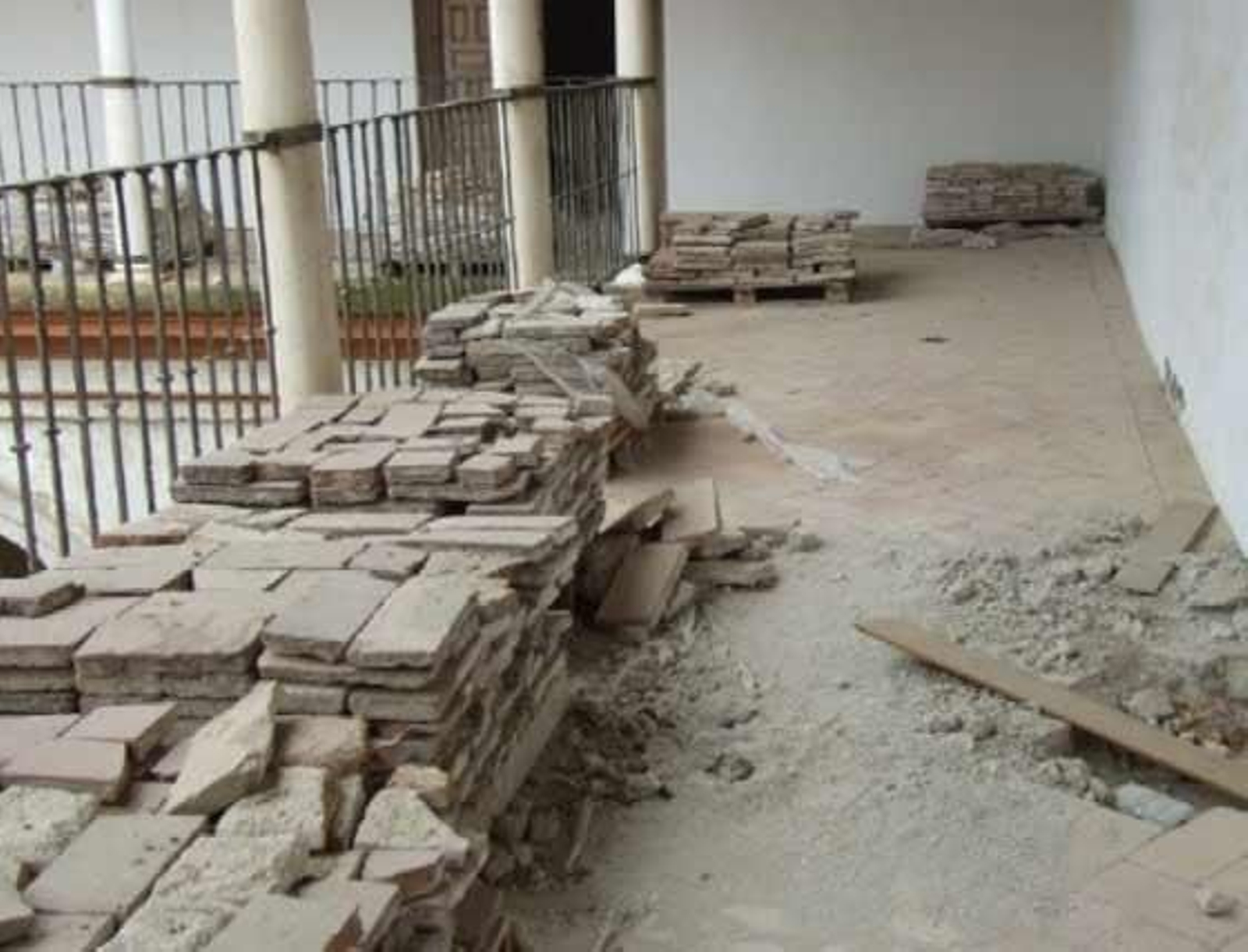 Un sector del palacio en obras, con losetas y escombros por el suelo.
