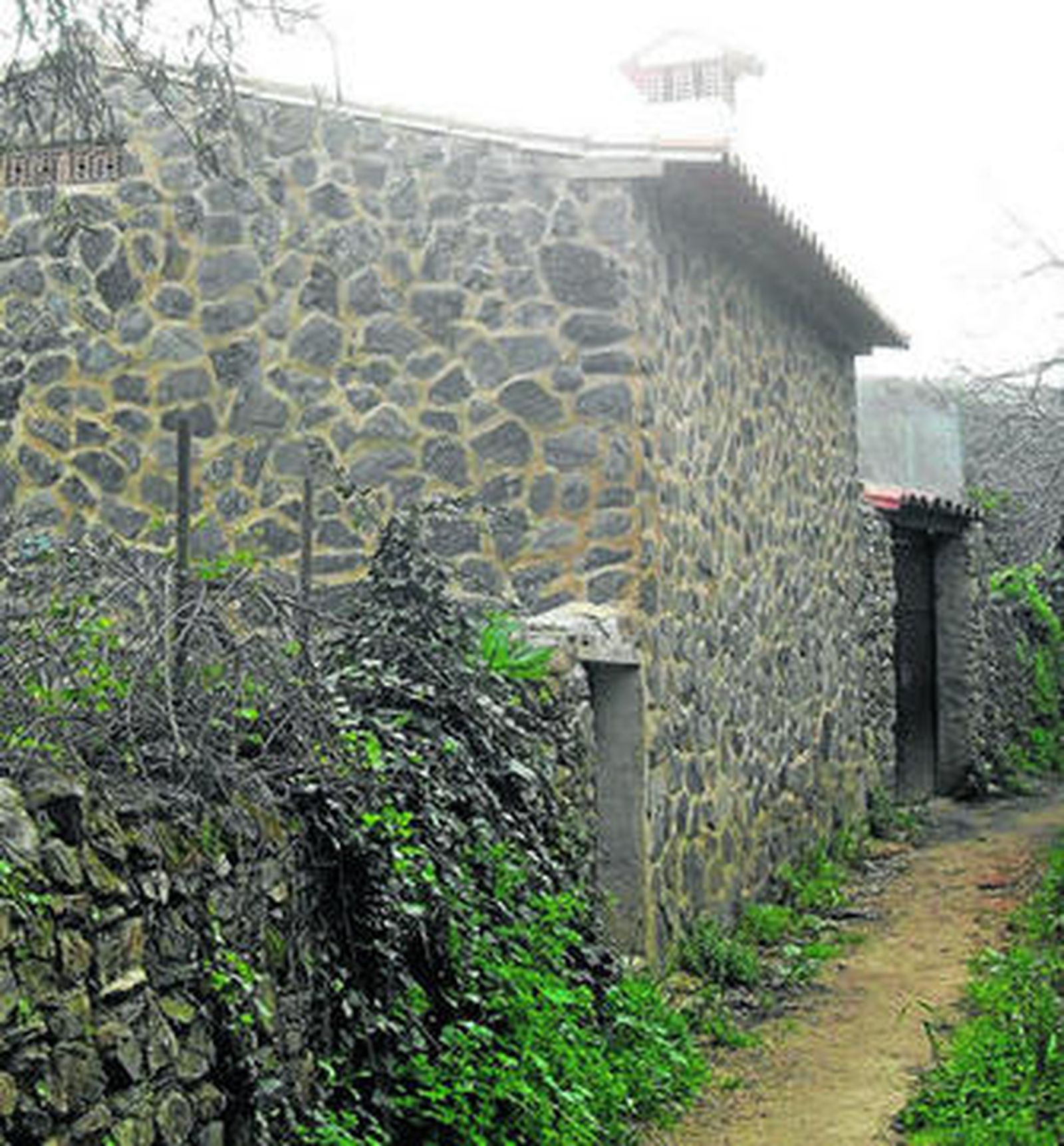 Entrada lateral de la casa supuestamente ilegal de la pareja del edil.