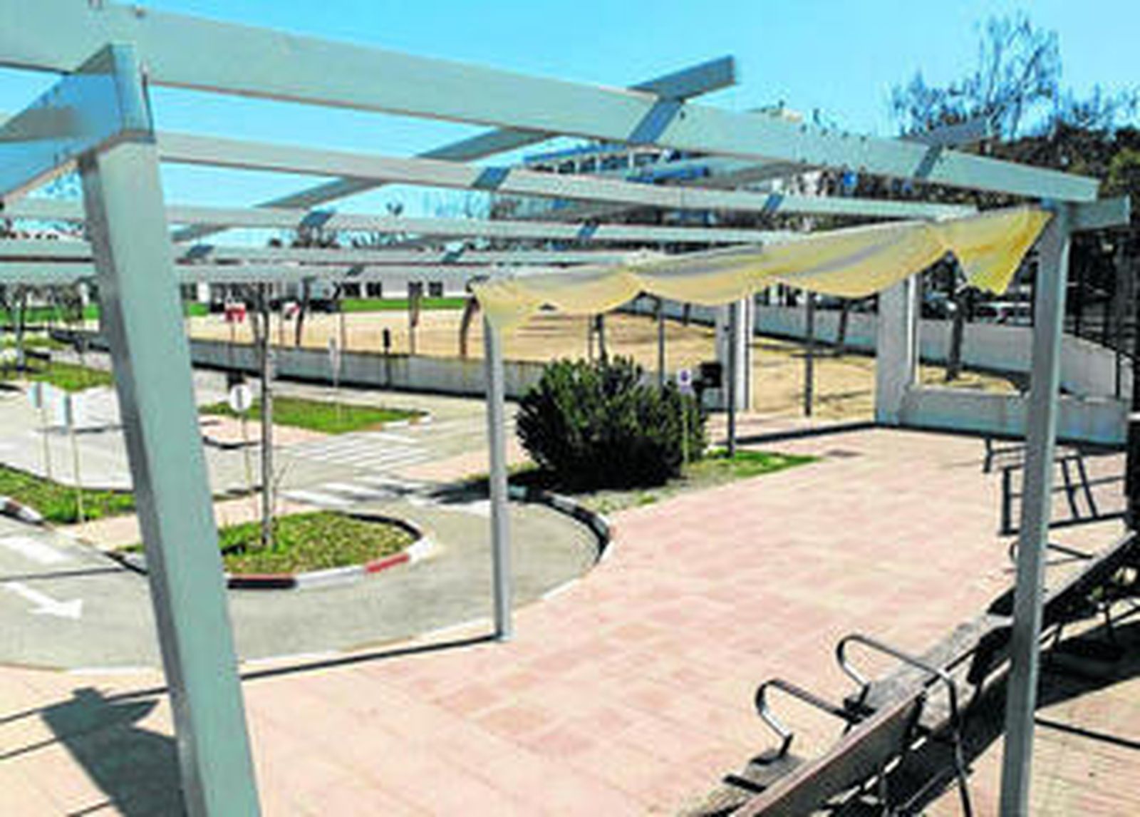 Una imagen del parque de Educación Vial donde se puede apreciar la pérgola adquirida para el Área de Policía Local.
