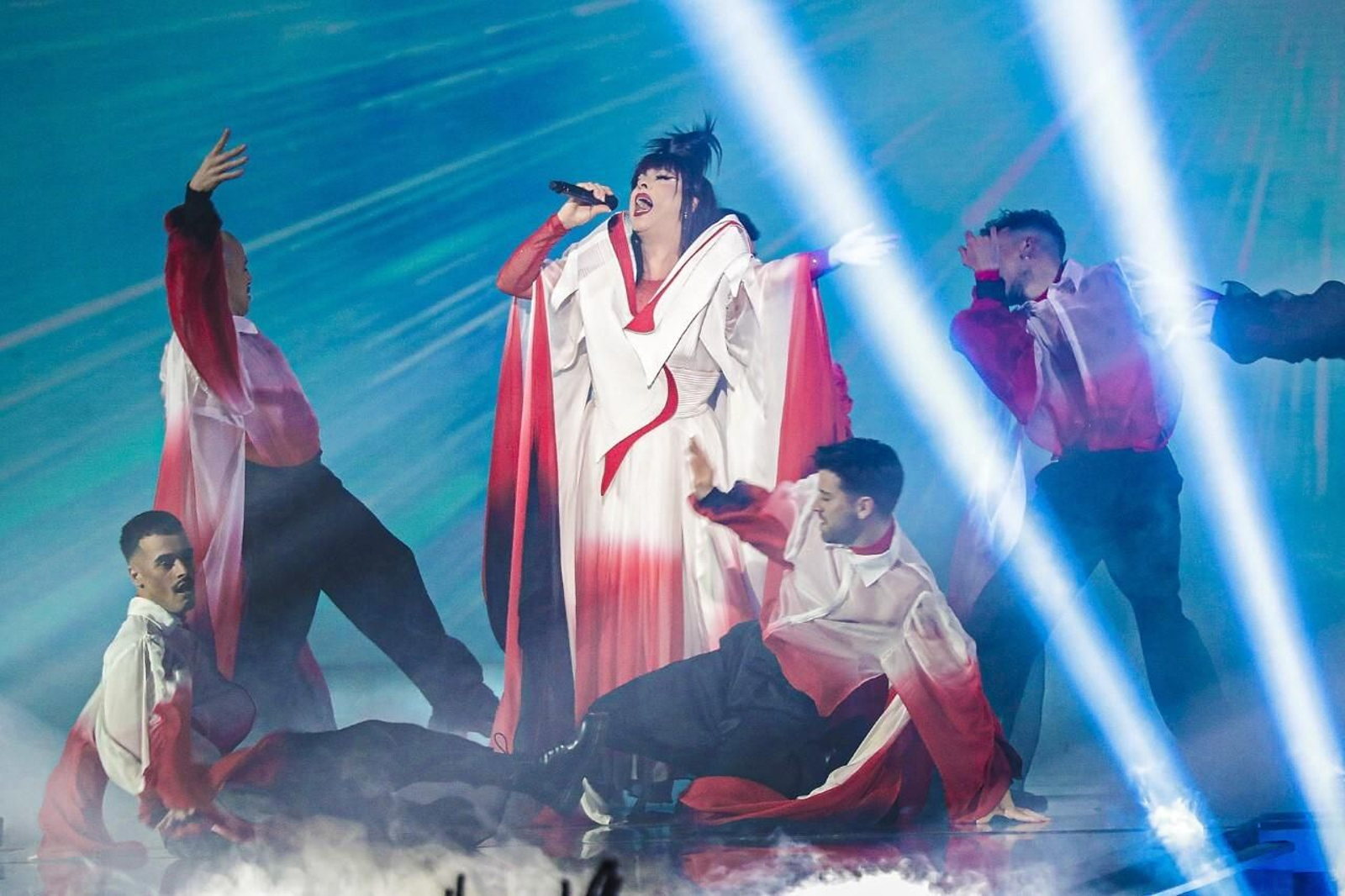 Sharonne abrió la gala de forma épica con 'Aire'