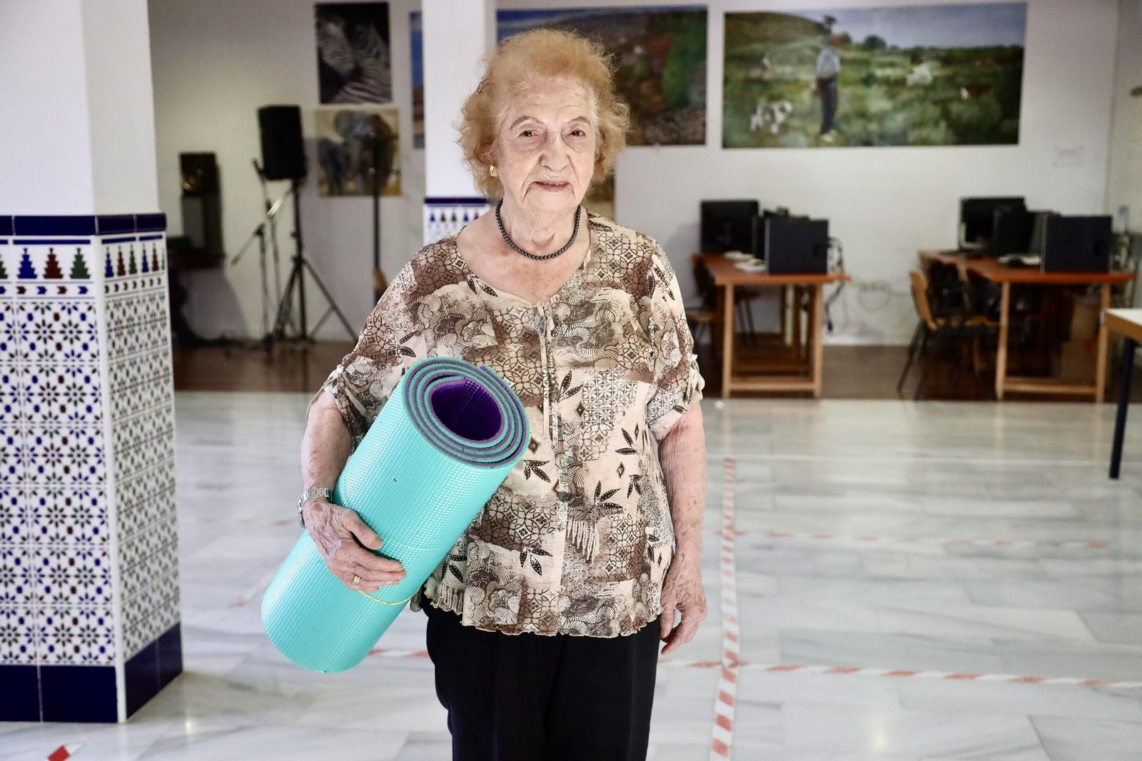 Las fotos de Sara Bullón, vecina de La Luz de 102 años que hace taichí y pinta