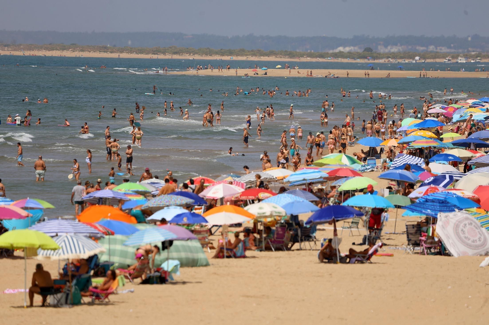 Numerosos bañistas en las playas de Huelva este mismo lunes.