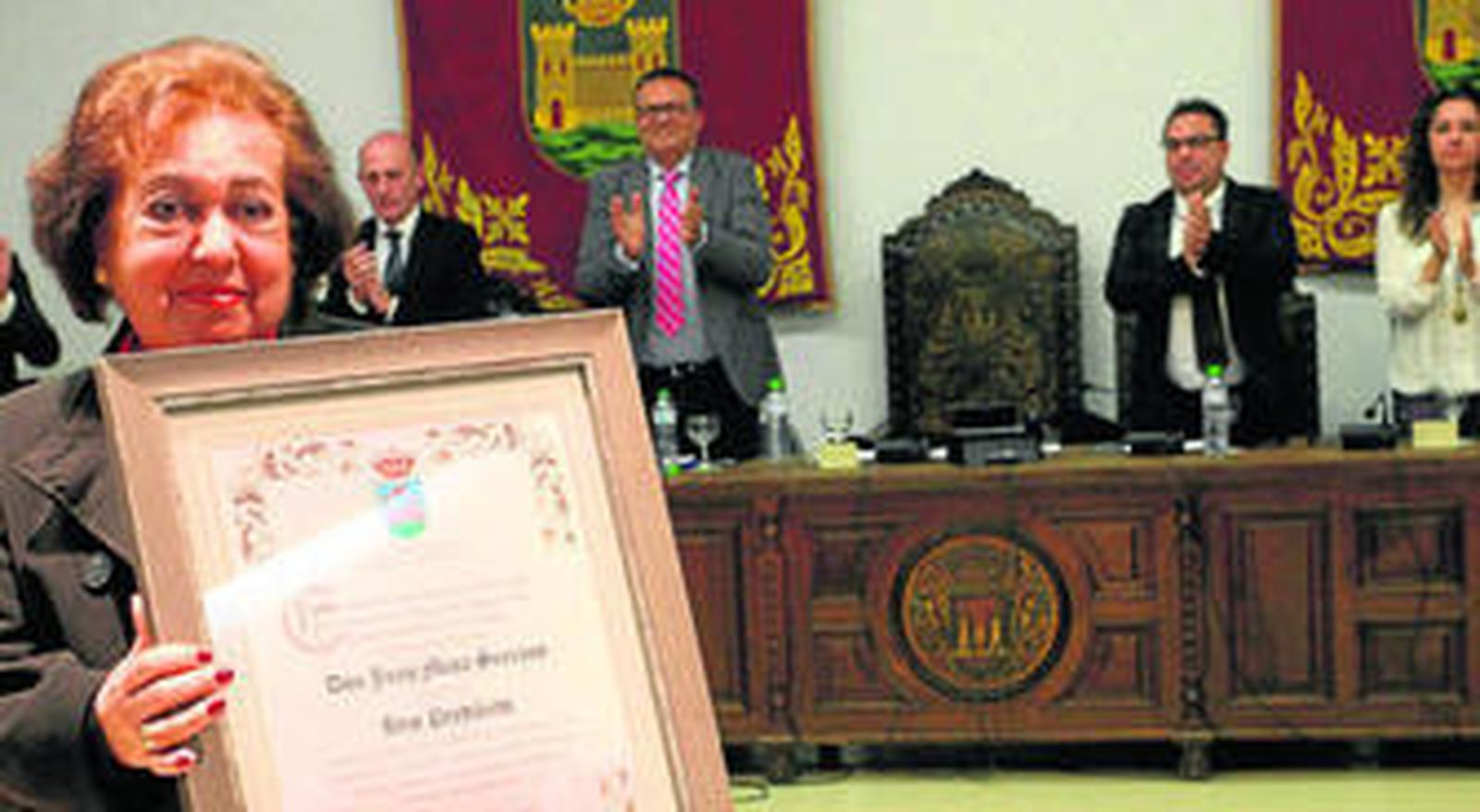 Carmen Blanco, prima de Juan Mesa, con el título de Hijo Predilecto de La Línea.