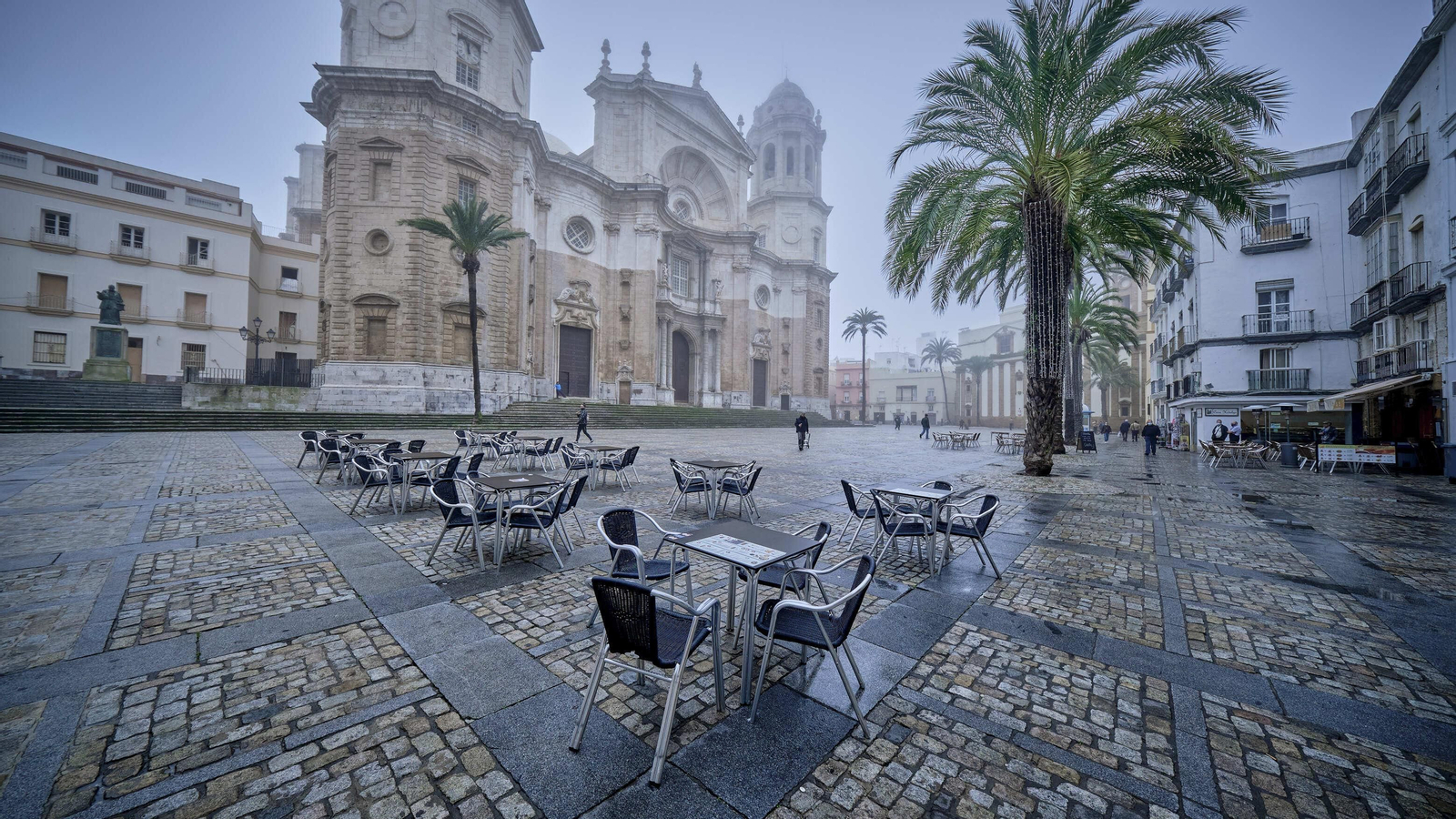Terraza desierta en la palza de La catedral. Terraza desierta en la palza de La catedral.