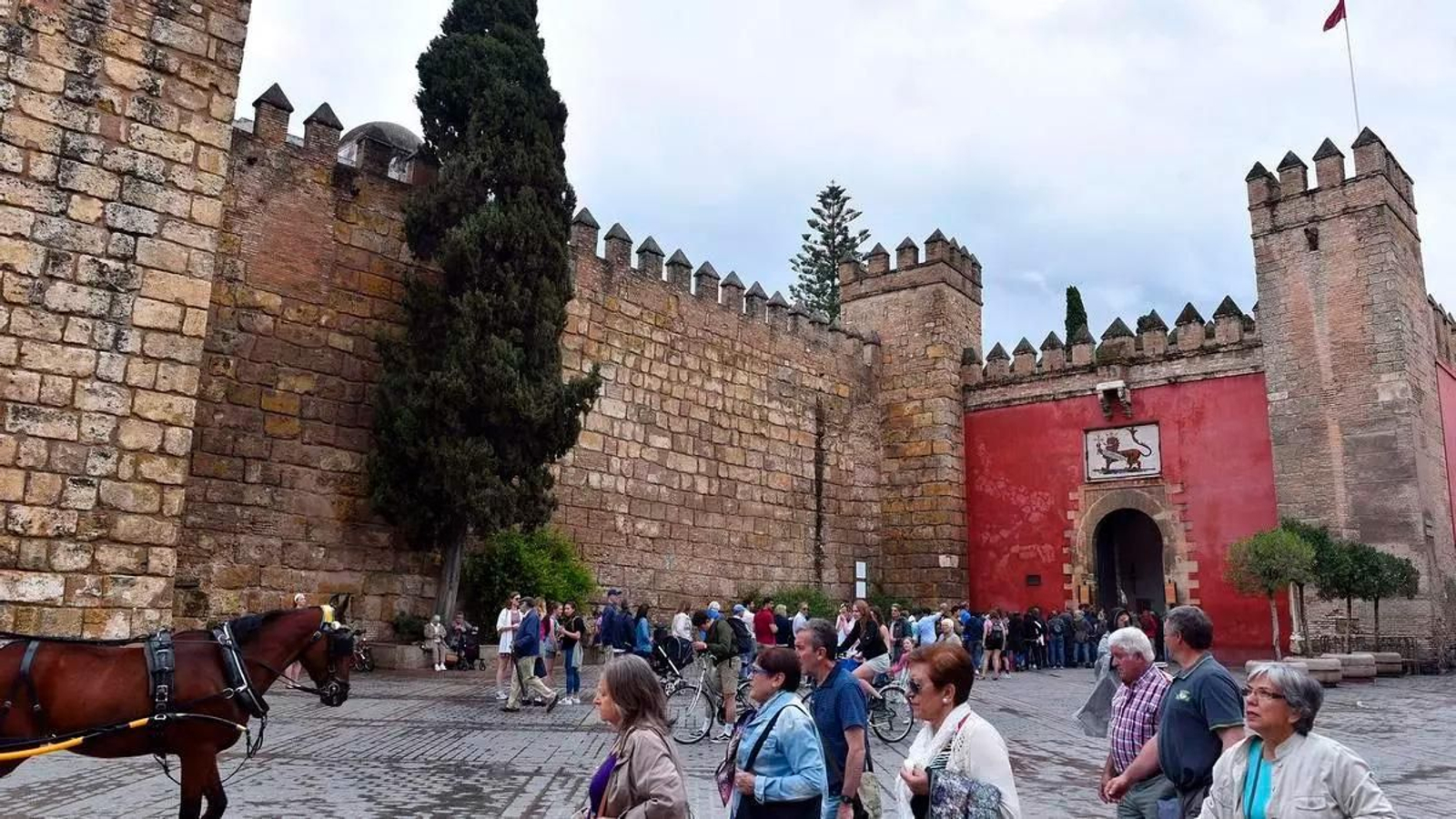 Las murallas que protegen el Real Alcázar de Sevilla