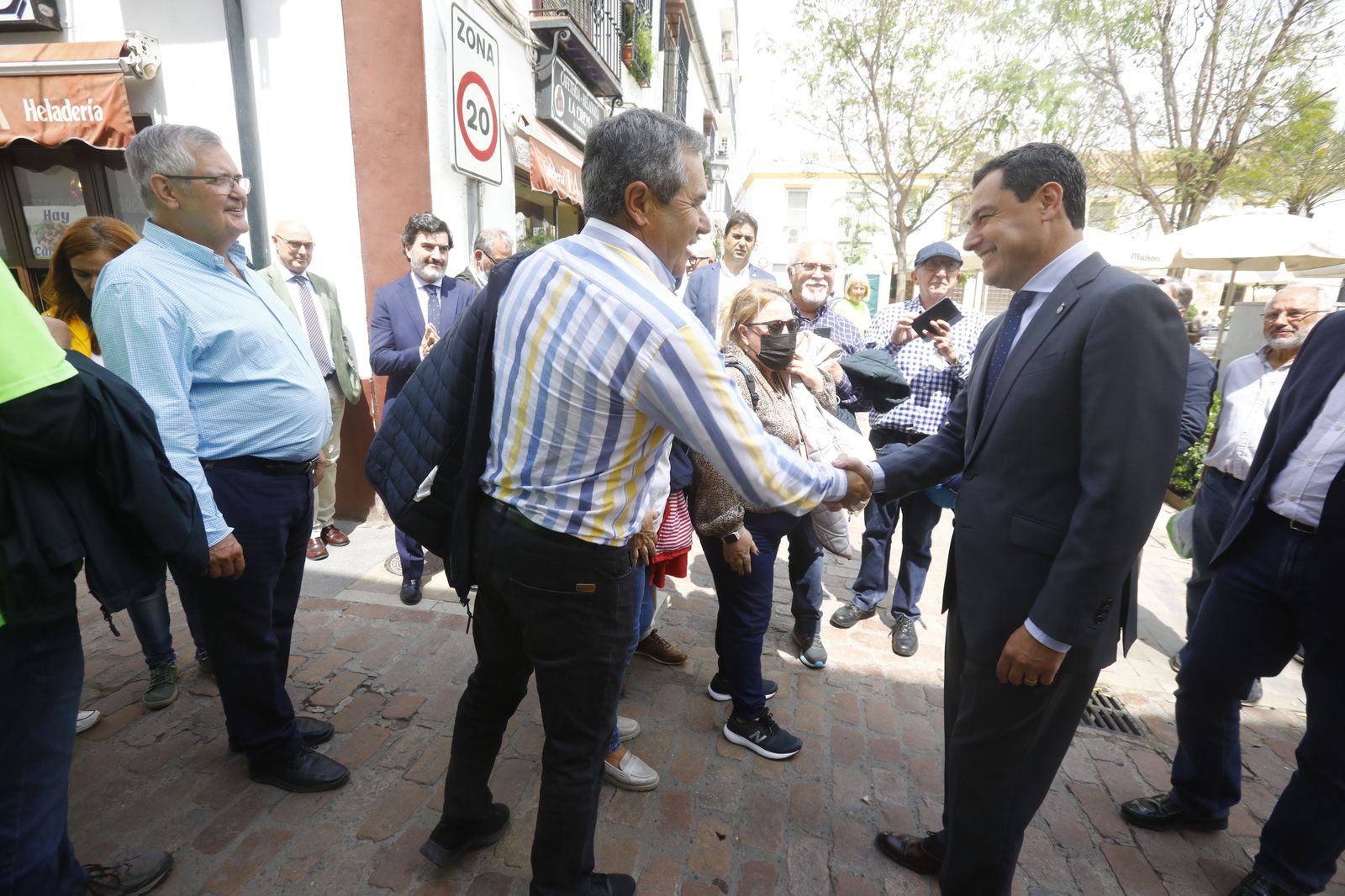 La visita de Juanma Moreno a los Patios de Córdoba, en imágenes.