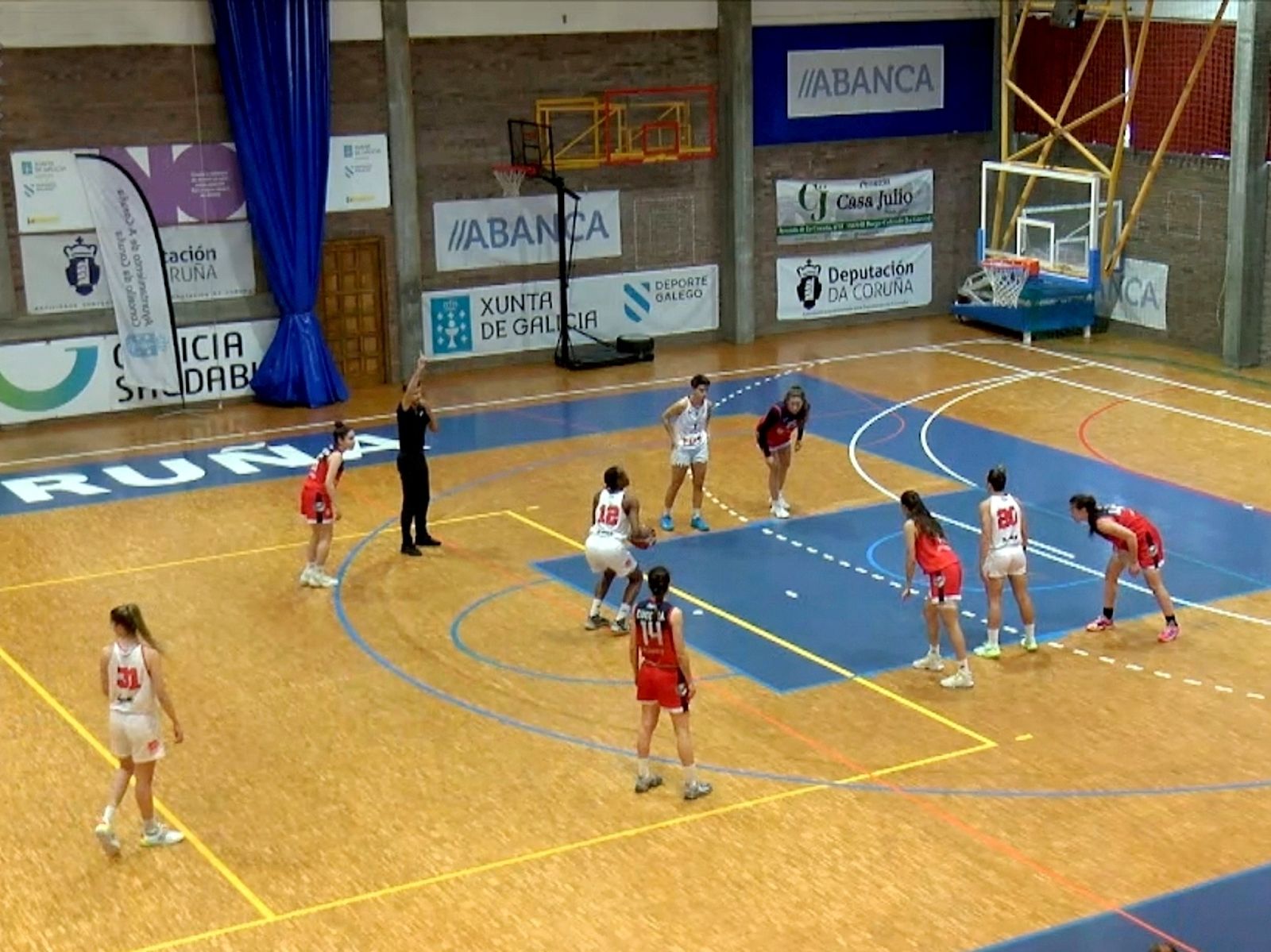 Mariana Muadi se dispone a lanzar un tiro libre en el encuentro contra Maristas Coruña.