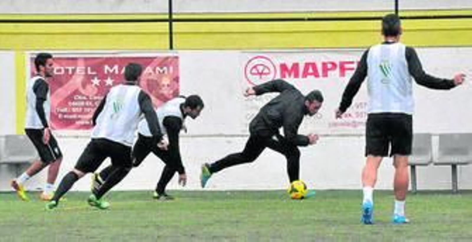 Xisco trata de librarse de la defensa durante un ejercicio en una de las sesiones semanales en El Carpio.