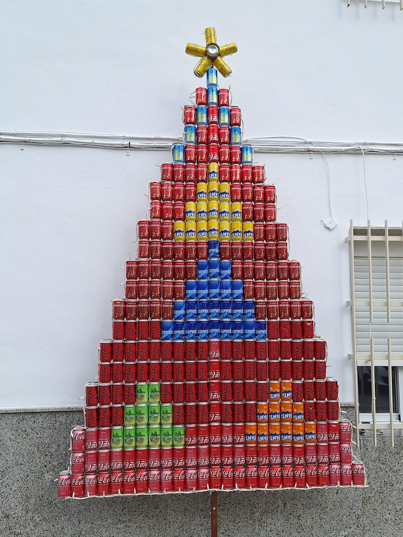 Un árbol fabricado de latas de refresco.