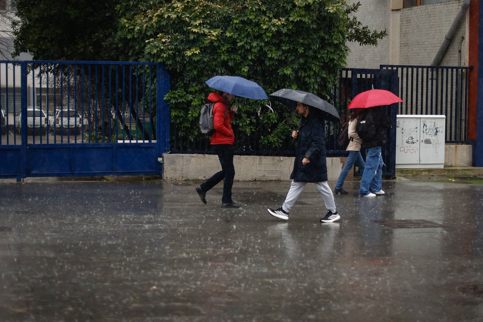 Imagen de archivo de personas caminando bajo la lluvia por la zona del Campus de Fuentenueva de Granada