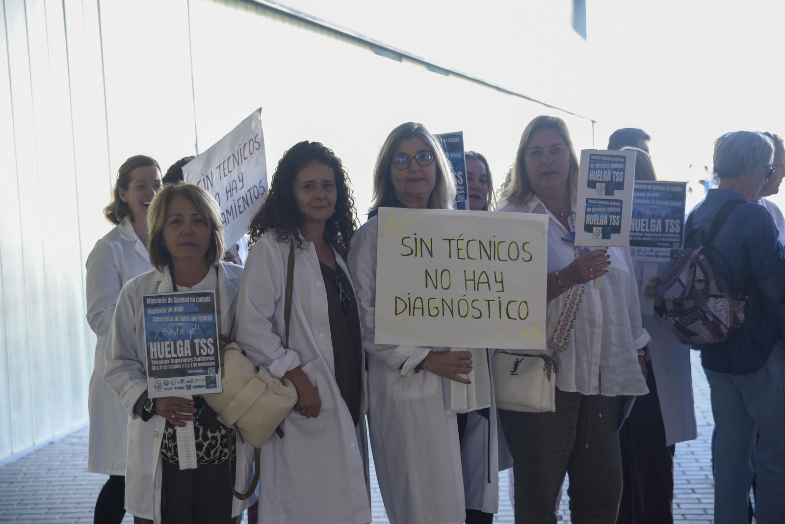 Las fotos de la concentración de los Técnicos Superiores Sanitarios en el Hospital de La Línea
