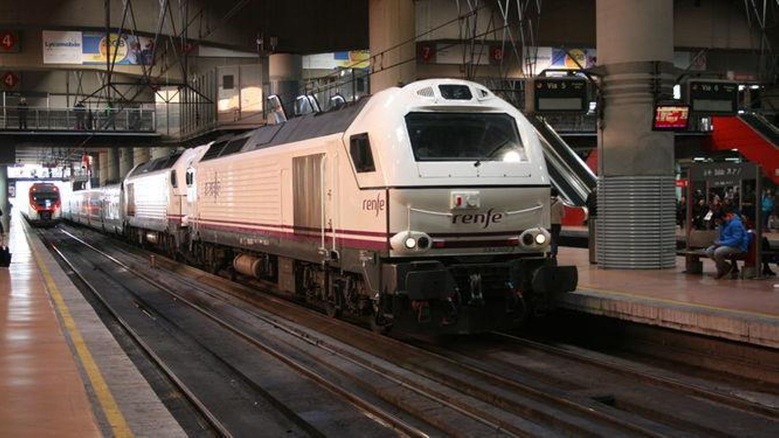 El Talgo Granada-Madrid, el lunes en Atocha-Cercanías