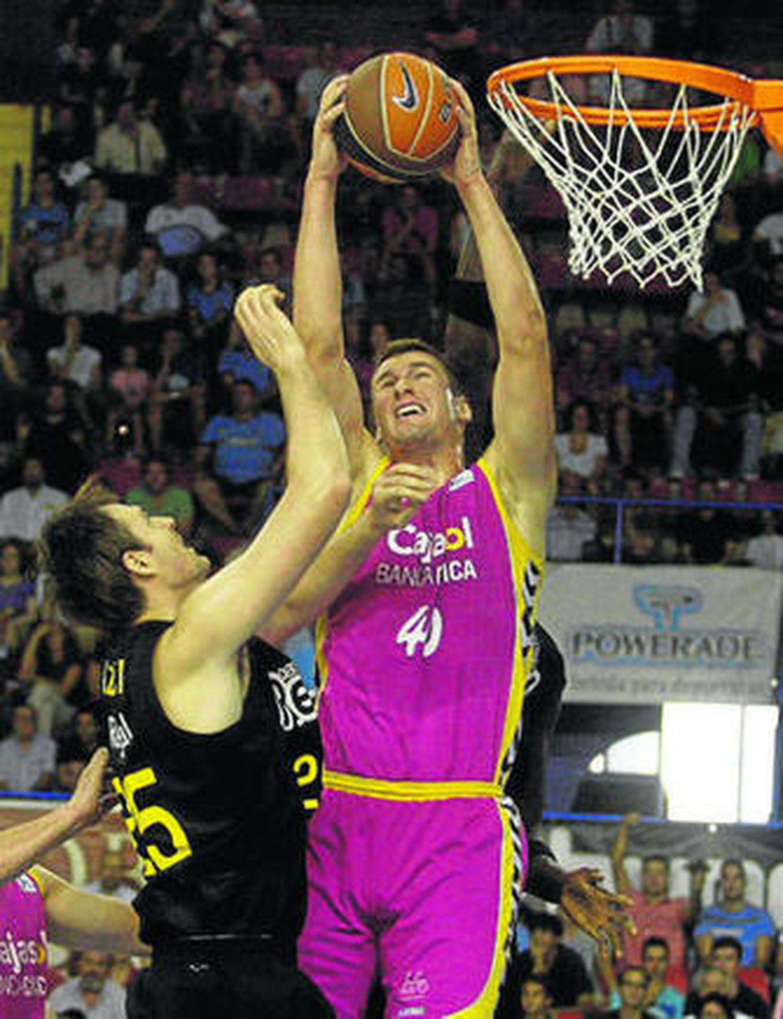 Paul Davis captura un rebote ante Erazem Lorbek.