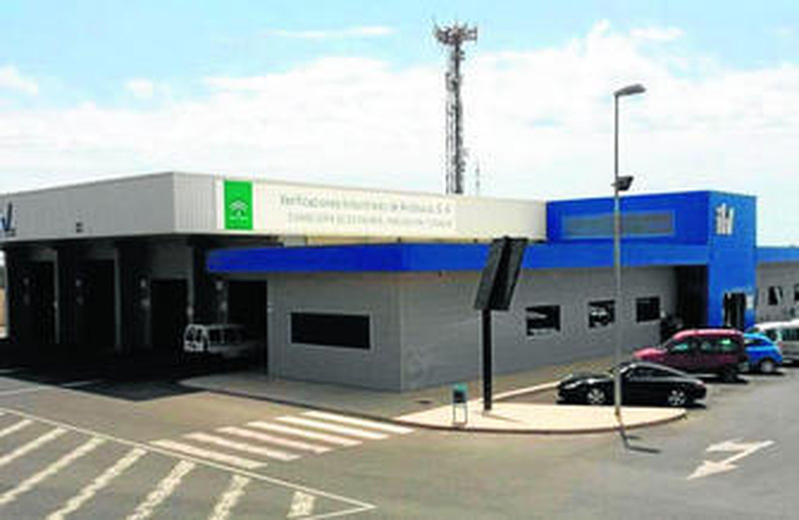 La instalación de la ITV de Vícar se encuentra en el Polígono Industrial El Cosario.