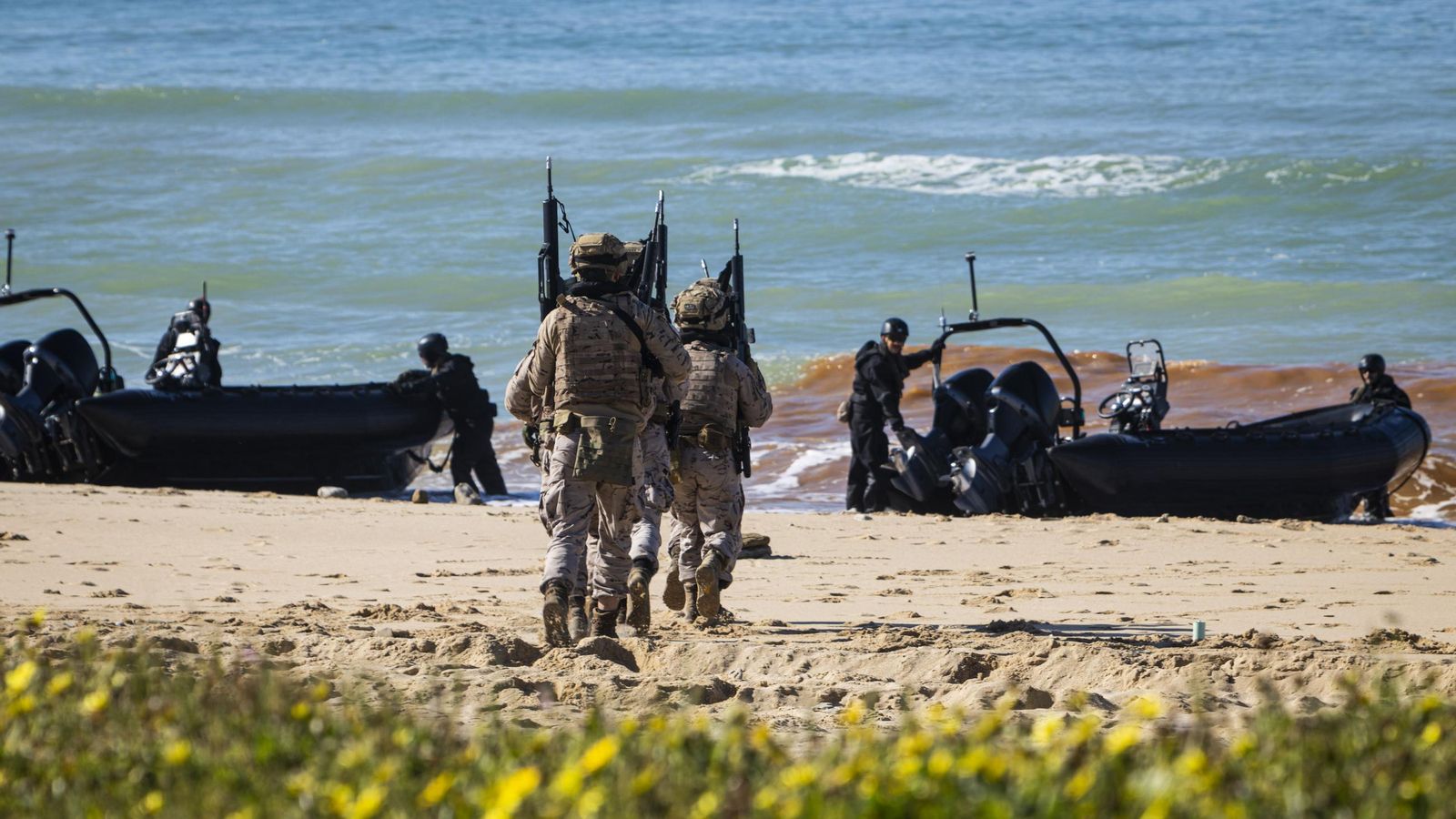 Las imágenes del gran desembarco de la OTAN en Barbate: aviones 'Harrier', helicópteros, lanchas e infantes de Marina asaltan la playa del Retín