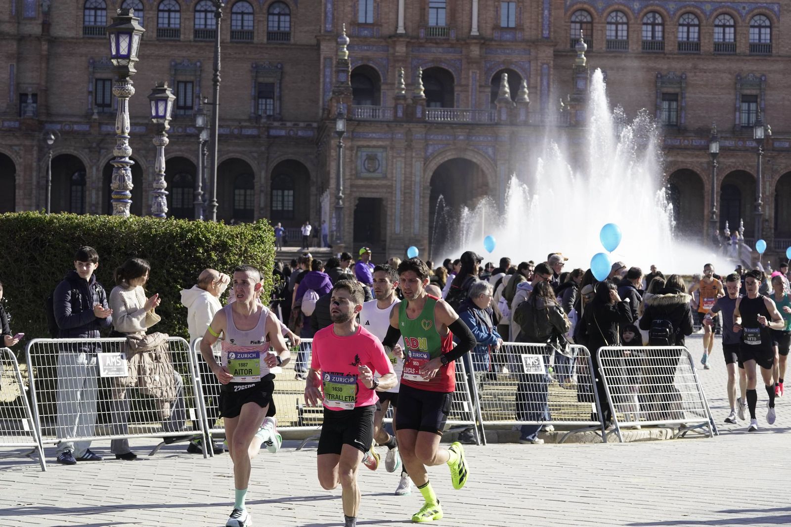 El Zúrich Maraton de Sevilla 2026 en la Plaza de España, galería 1