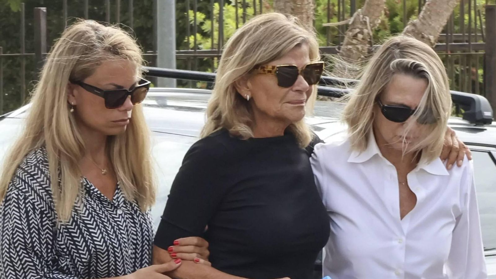 Cari Lapique asiste al funeral de su hija, Caritina Goyanes