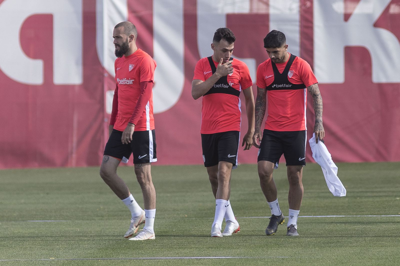 Aleix Vidal, Munir y Banega, tres casos contradictorios en su evolución en el mercado.