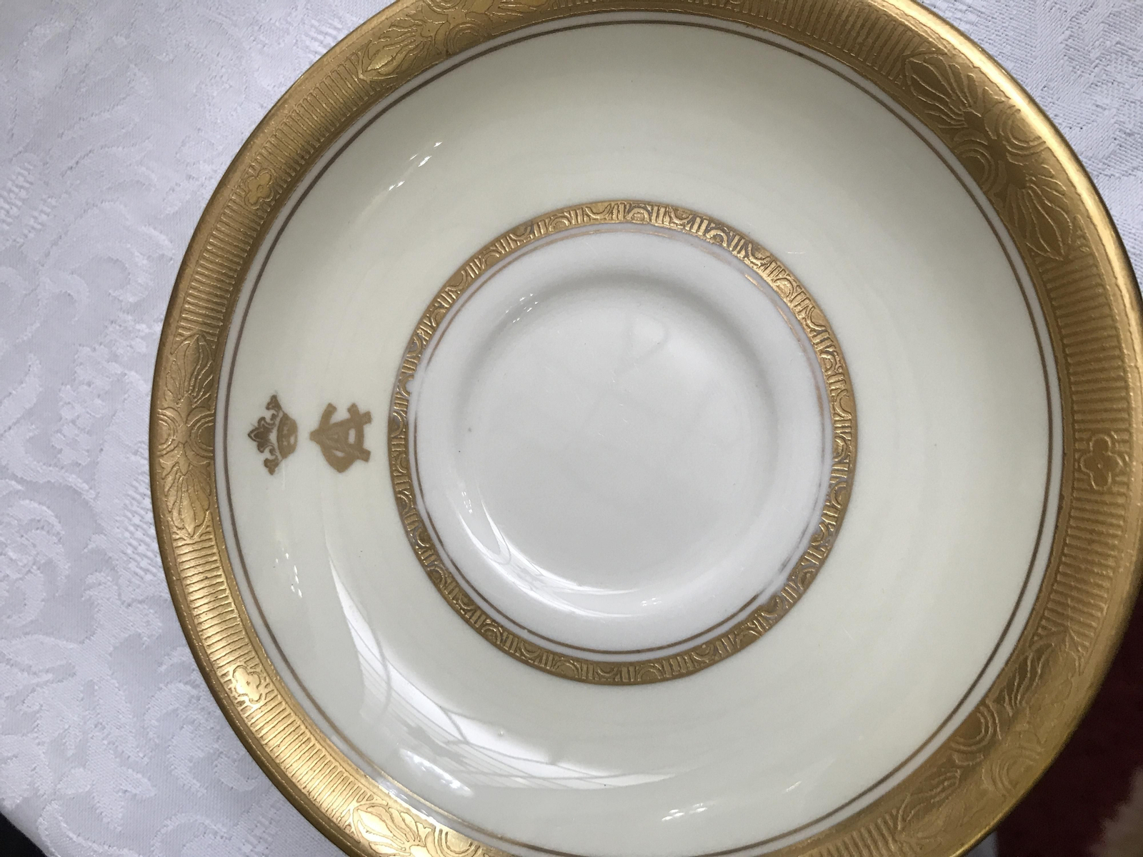 Plato del juego de café de porcelana inglesa donde se aprecian las iniciales de la antigua denominación de 'Capitanía de Andalucía', que se comenzó a usar a finales del siglo XIX.