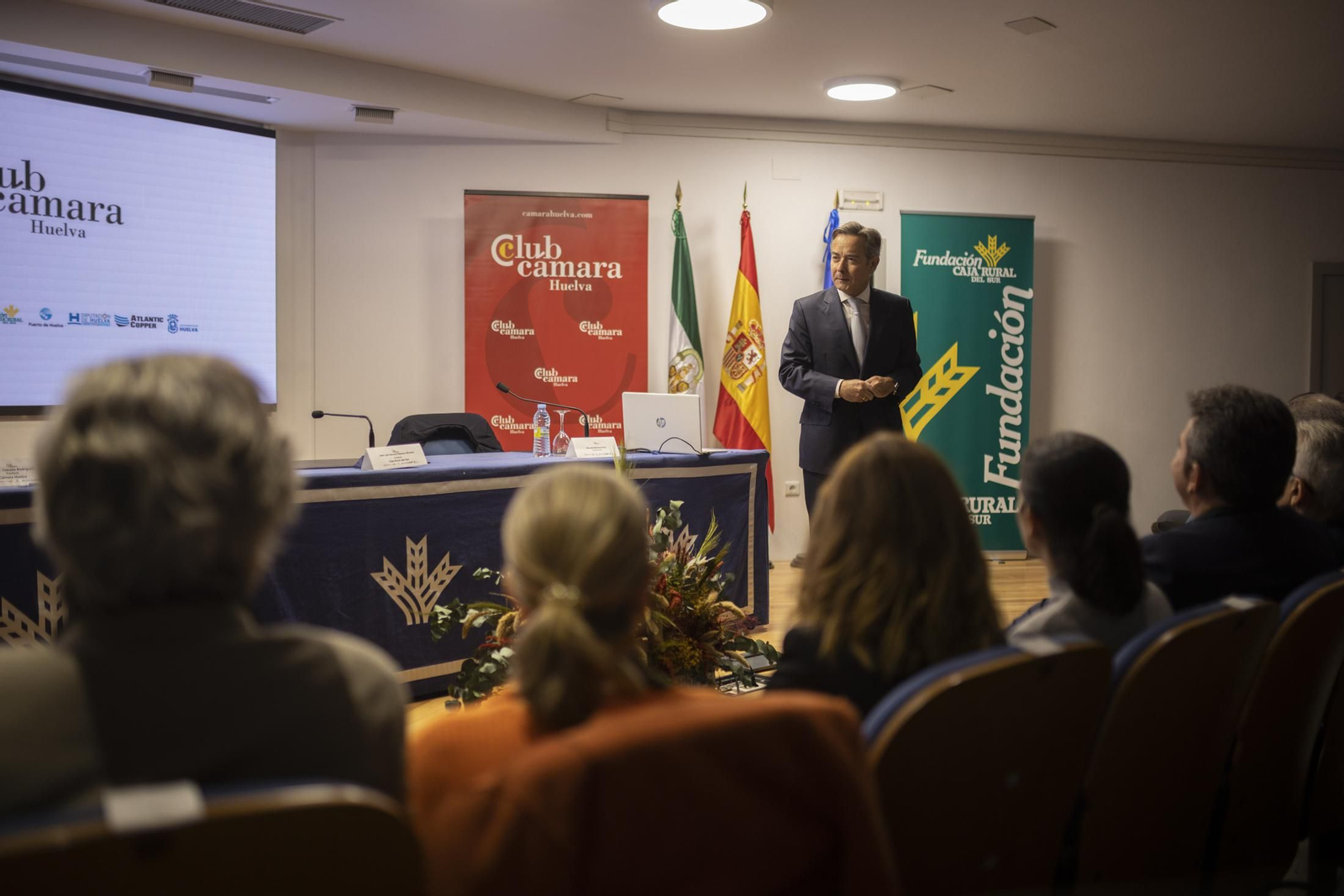 Imágenes de la conferencia de Ricardo Martínez Rico organizada por Club Cámara en la Fundación Caja Rural del Sur