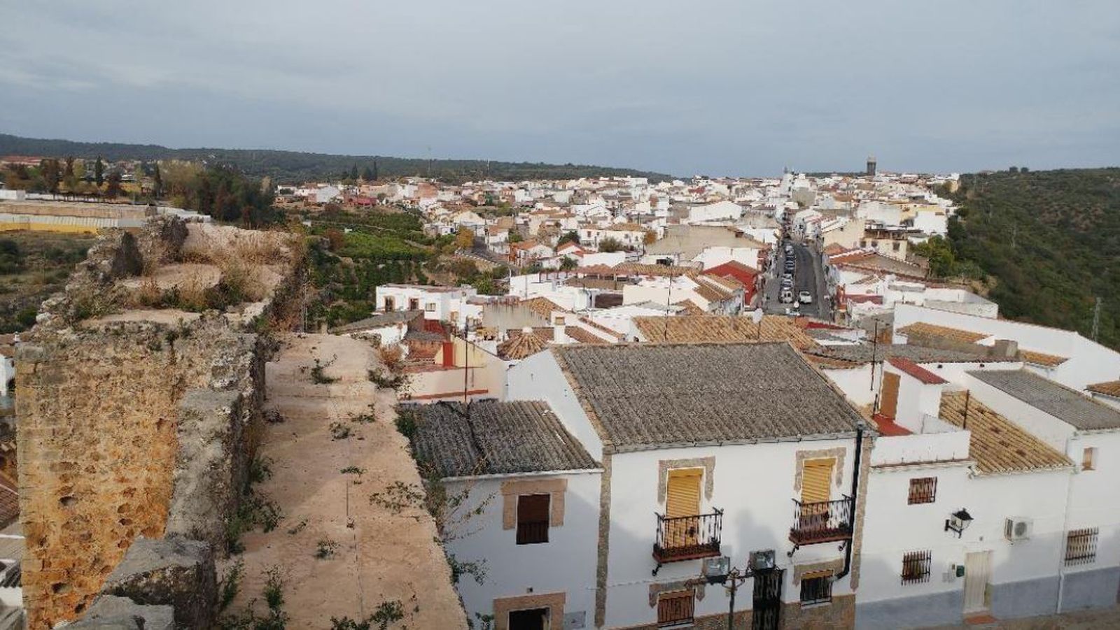 Vistas del municipio desde el paseo de ronda del Castillo.