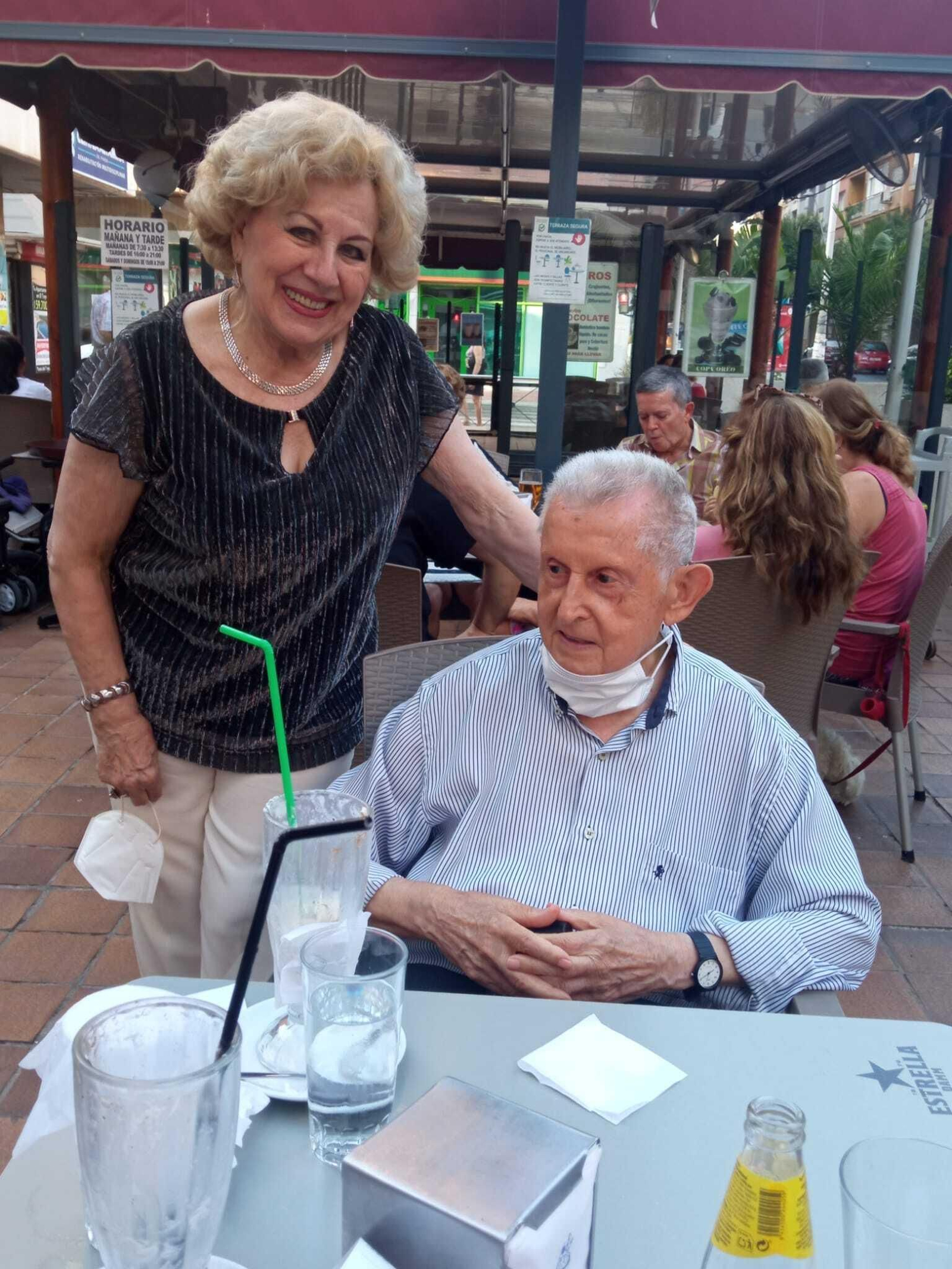 La autora posando con el homenajeado